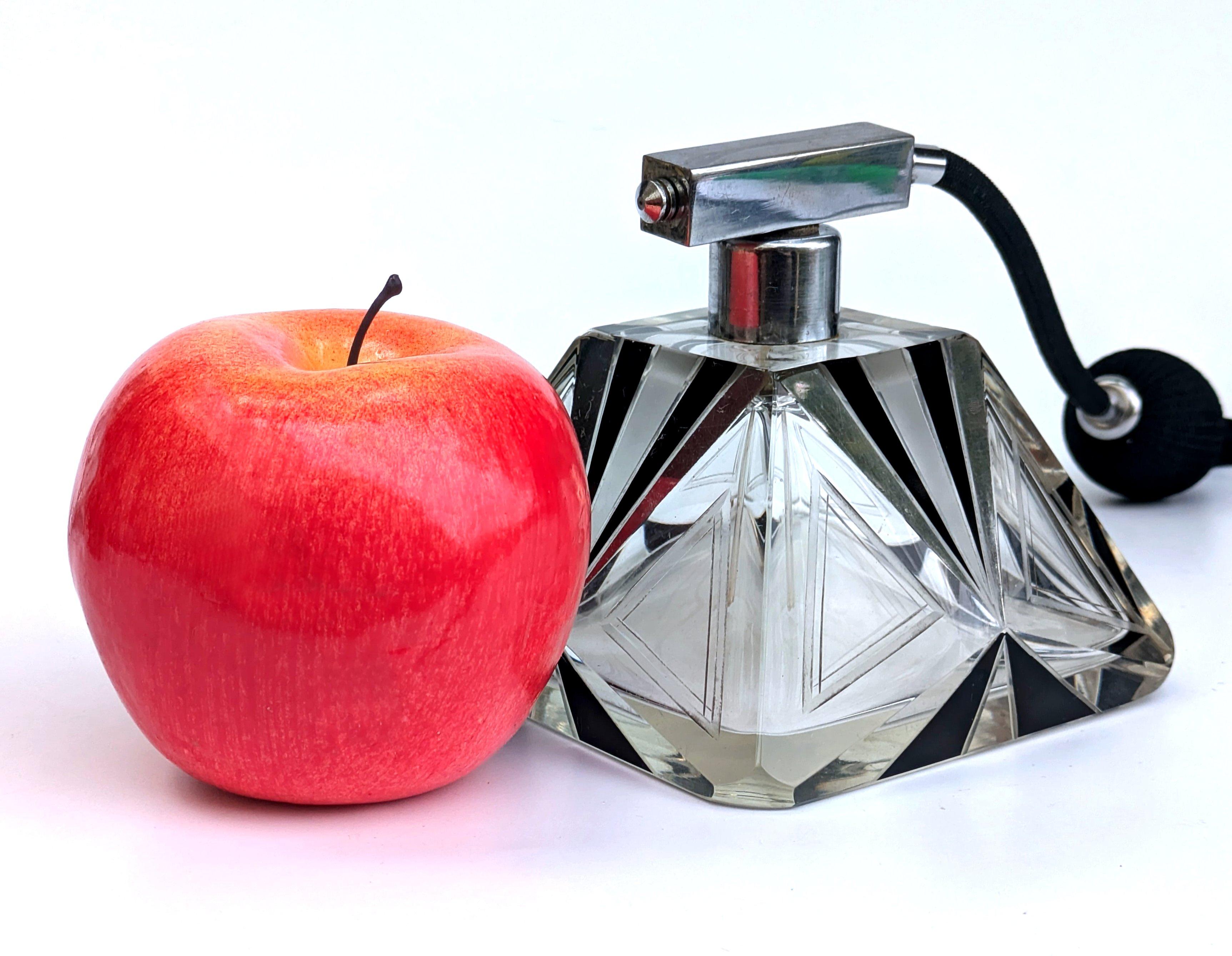 Art Decó Fabuloso Frasco Atomizador de Perfume de Cristal Tallado para Señoras, c1930 en venta 4