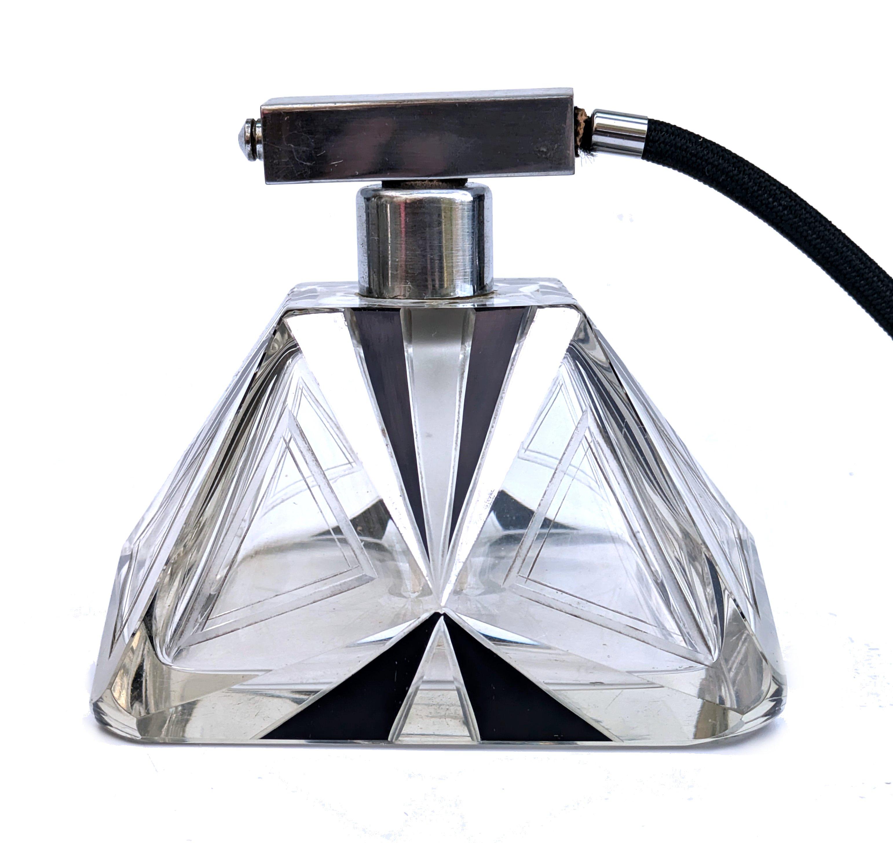 Te presentamos este atomizador de perfume femenino con borla, bastante elegante y de buen tamaño.  Procede de Inglaterra, forma parte de una colección privada y sale por primera vez al mercado desde que se compró hace varios años. Presenta un cuerpo