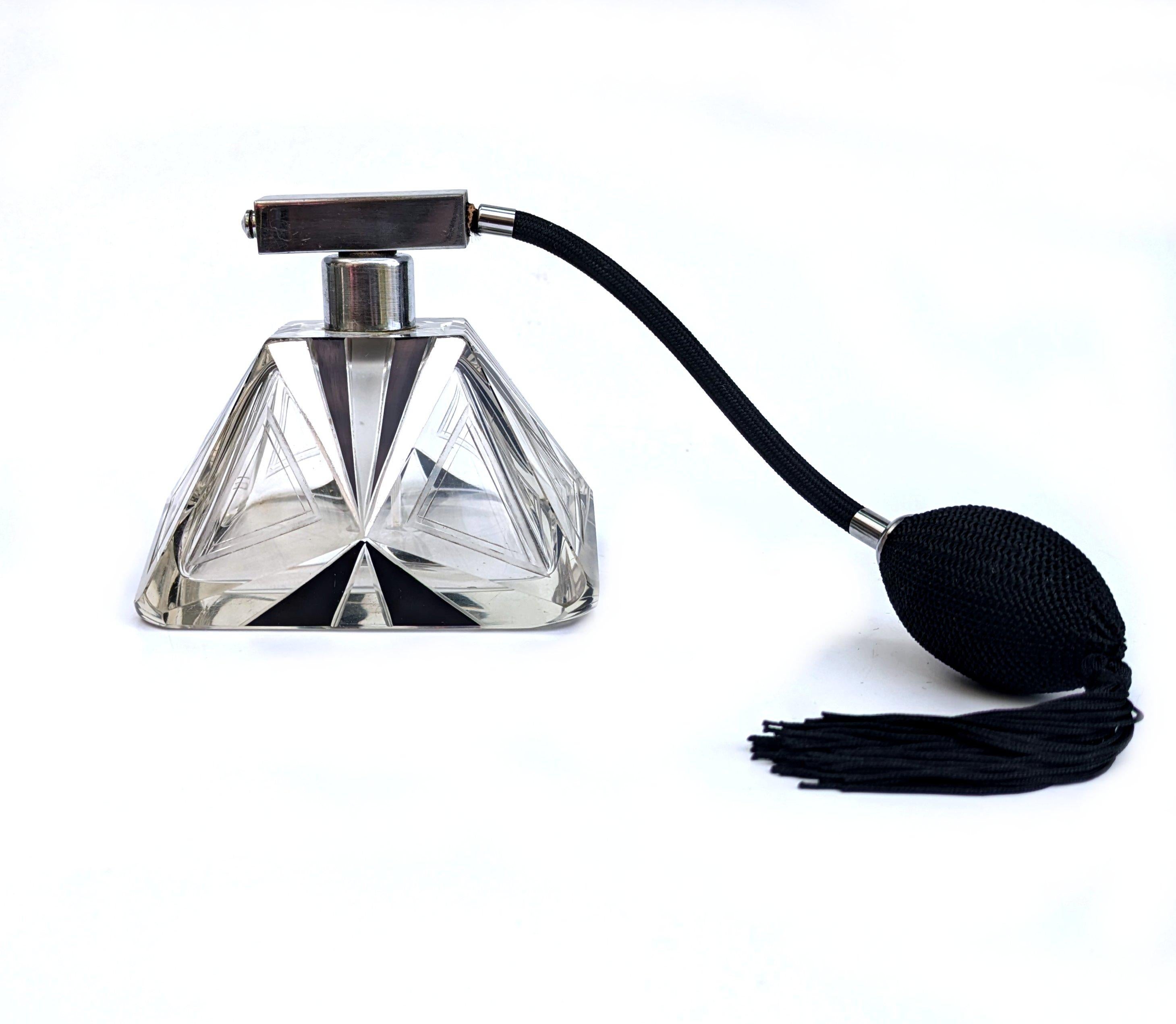 Art Decó Fabuloso Frasco Atomizador de Perfume de Cristal Tallado para Señoras, c1930 Inglés en venta