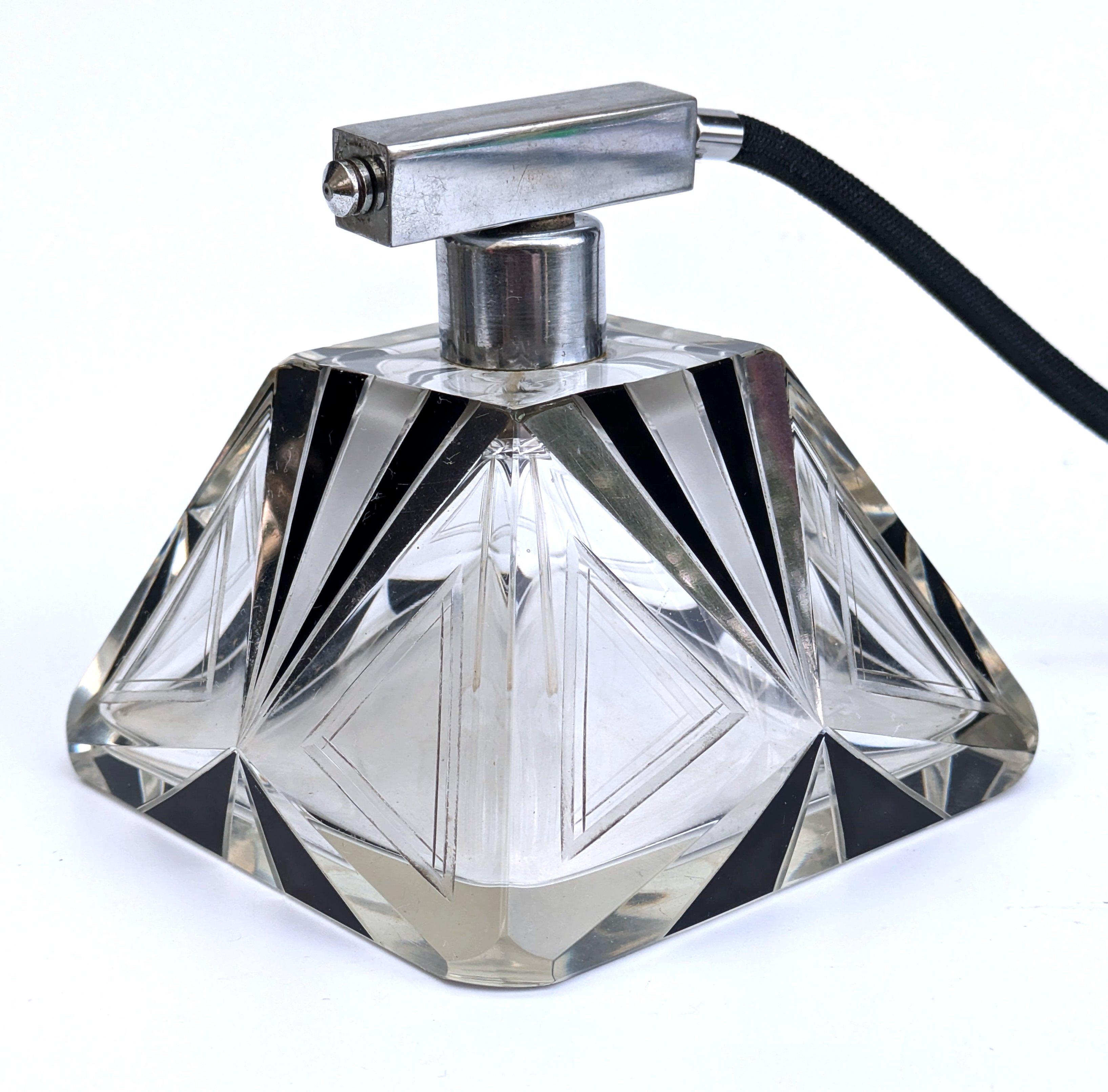Art Decó Fabuloso Frasco Atomizador de Perfume de Cristal Tallado para Señoras, c1930 en Bueno estado para la venta en Devon, England