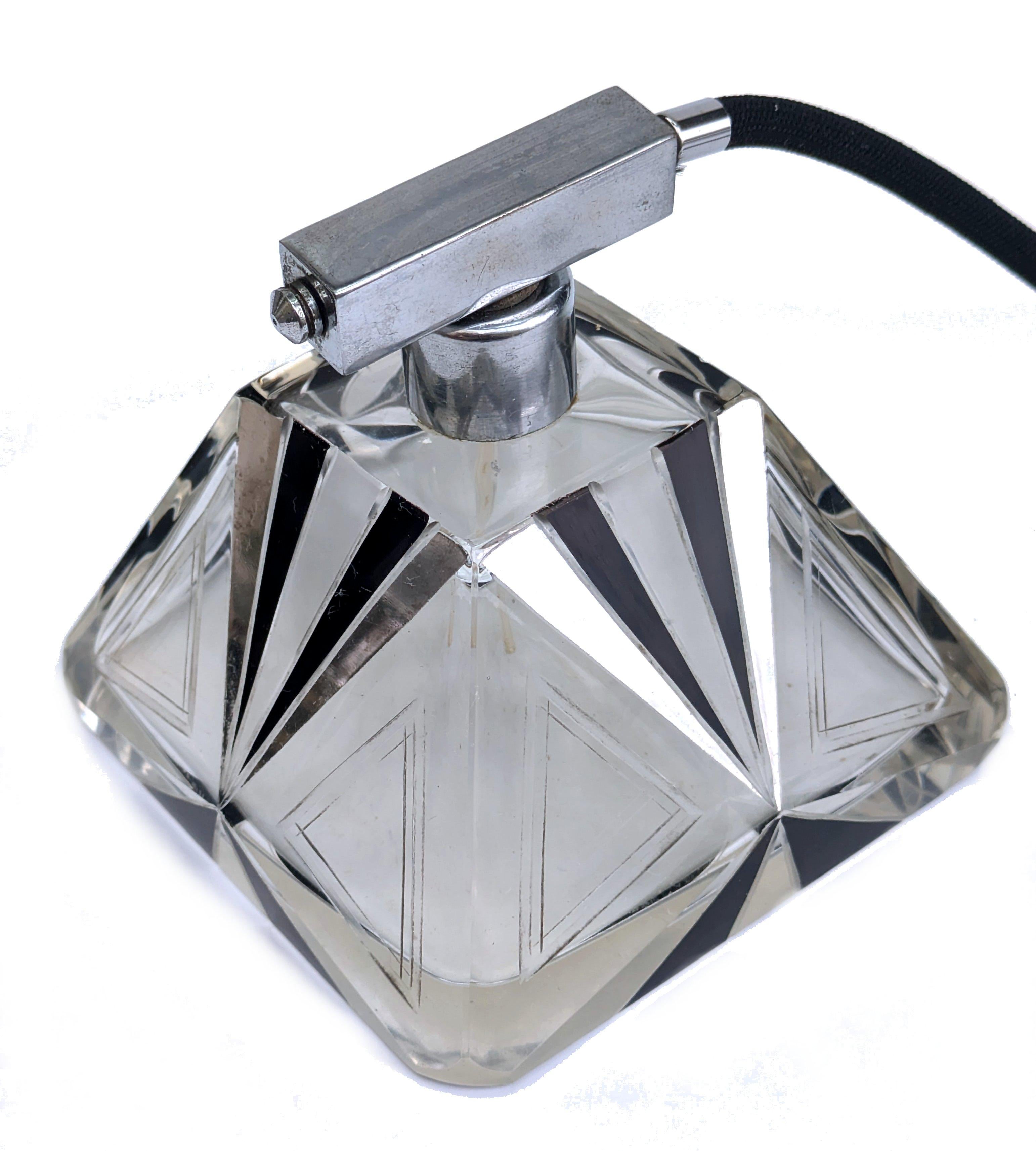 Art Decó Fabuloso Frasco Atomizador de Perfume de Cristal Tallado para Señoras, c1930 siglo XX en venta
