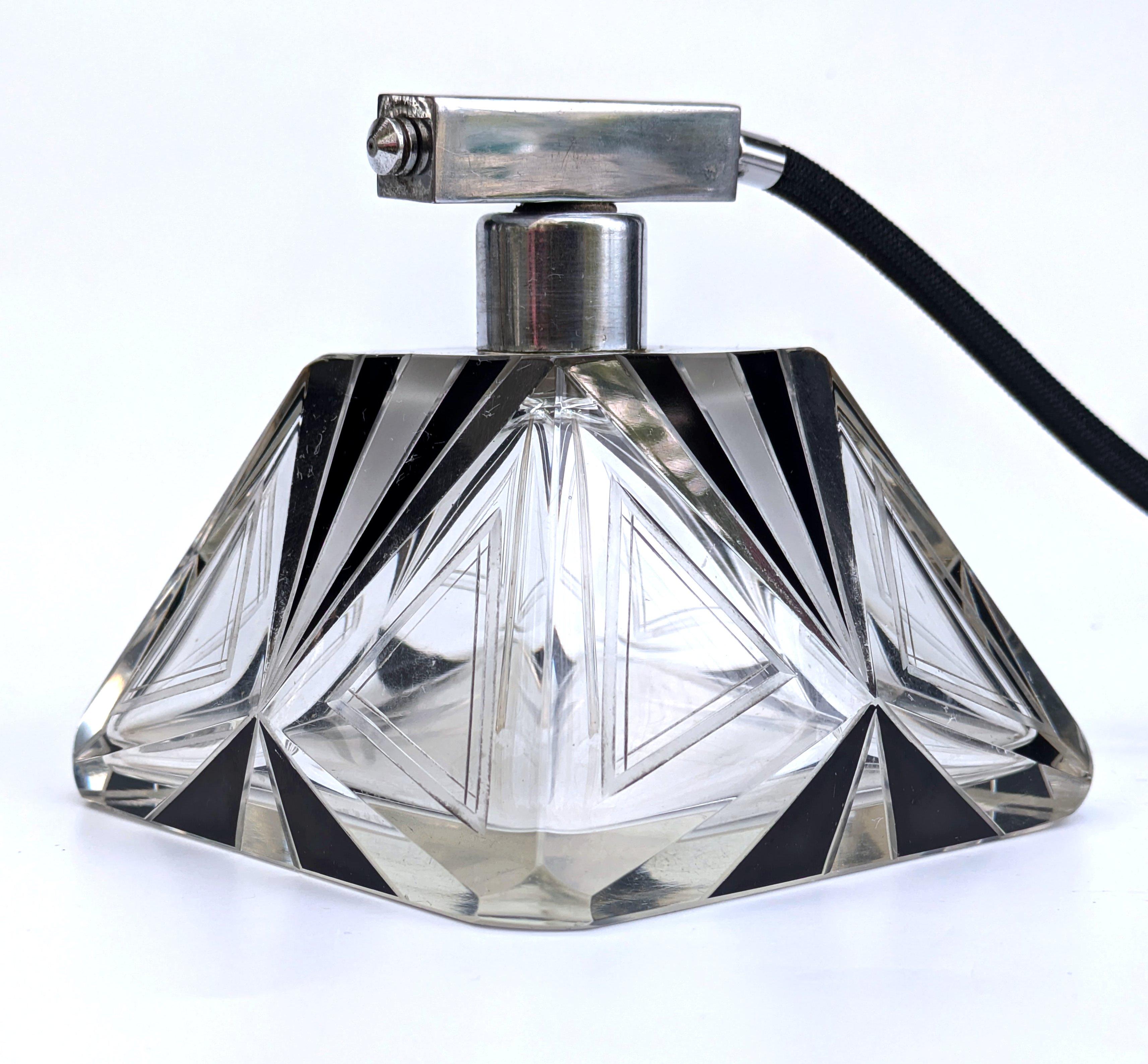 Art Decó Fabuloso Frasco Atomizador de Perfume de Cristal Tallado para Señoras, c1930 Esmalte en venta