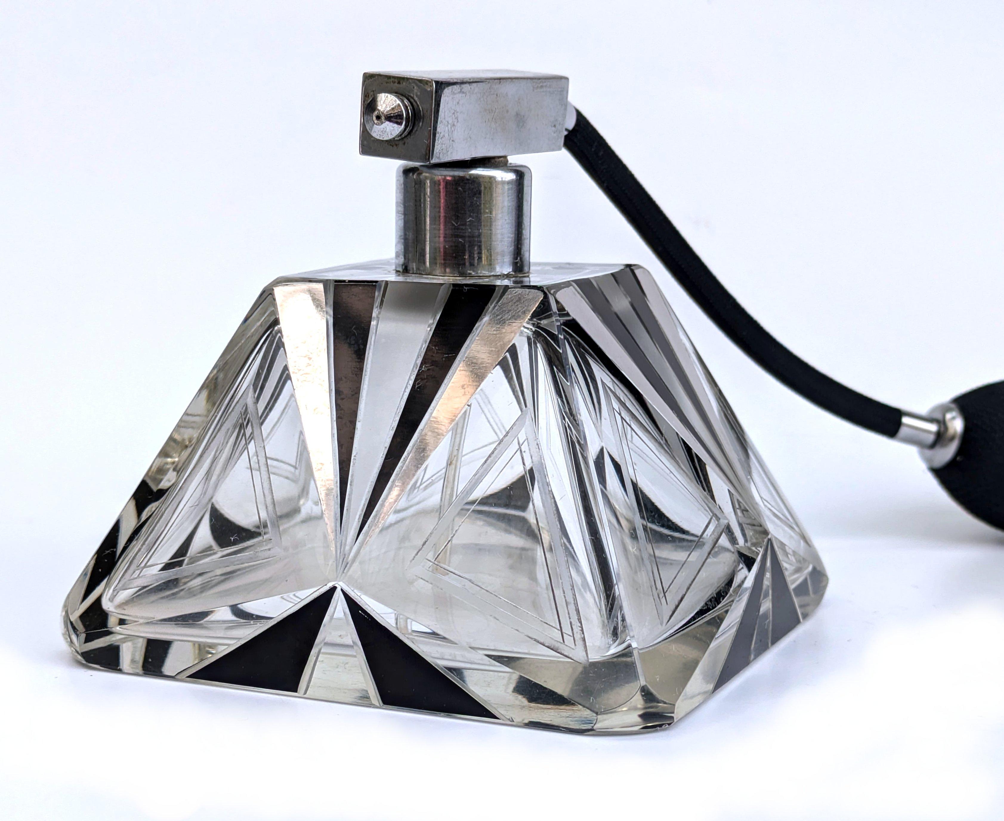 Art Decó Fabuloso Frasco Atomizador de Perfume de Cristal Tallado para Señoras, c1930 en venta 1