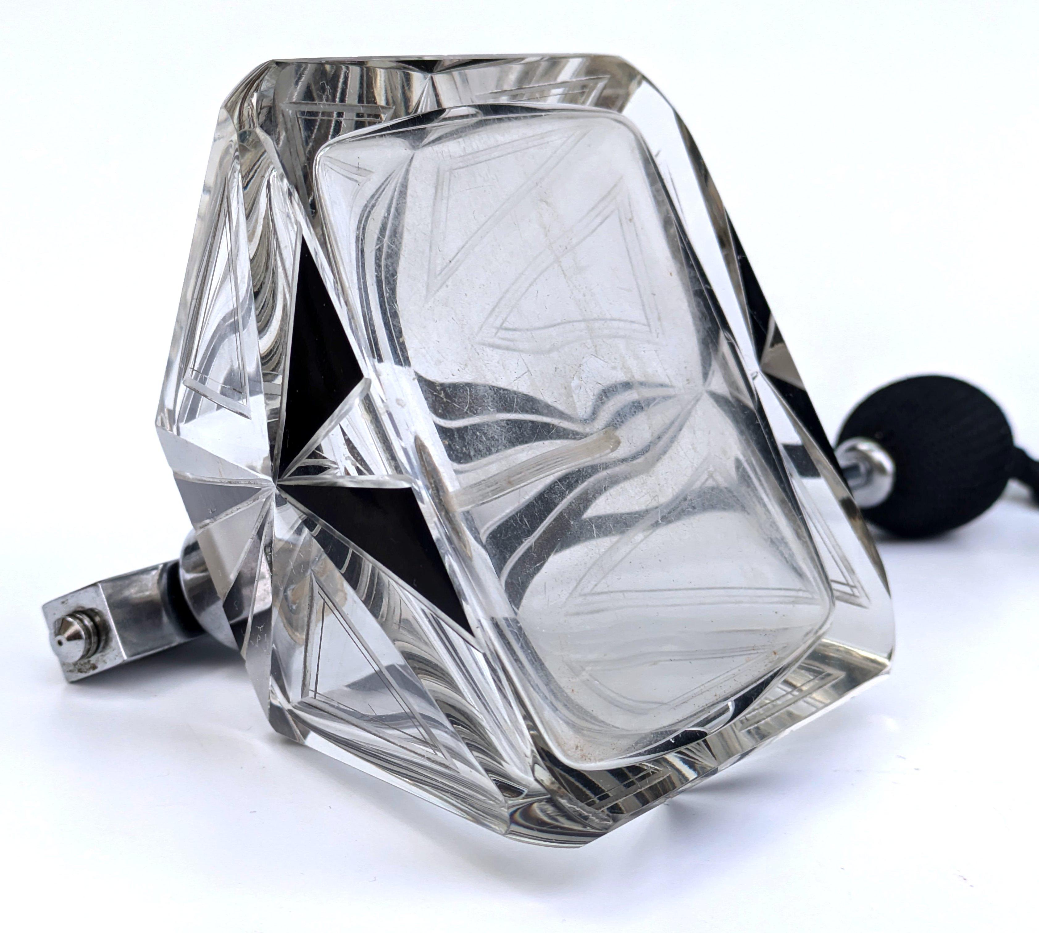 Art Decó Fabuloso Frasco Atomizador de Perfume de Cristal Tallado para Señoras, c1930 en venta 3