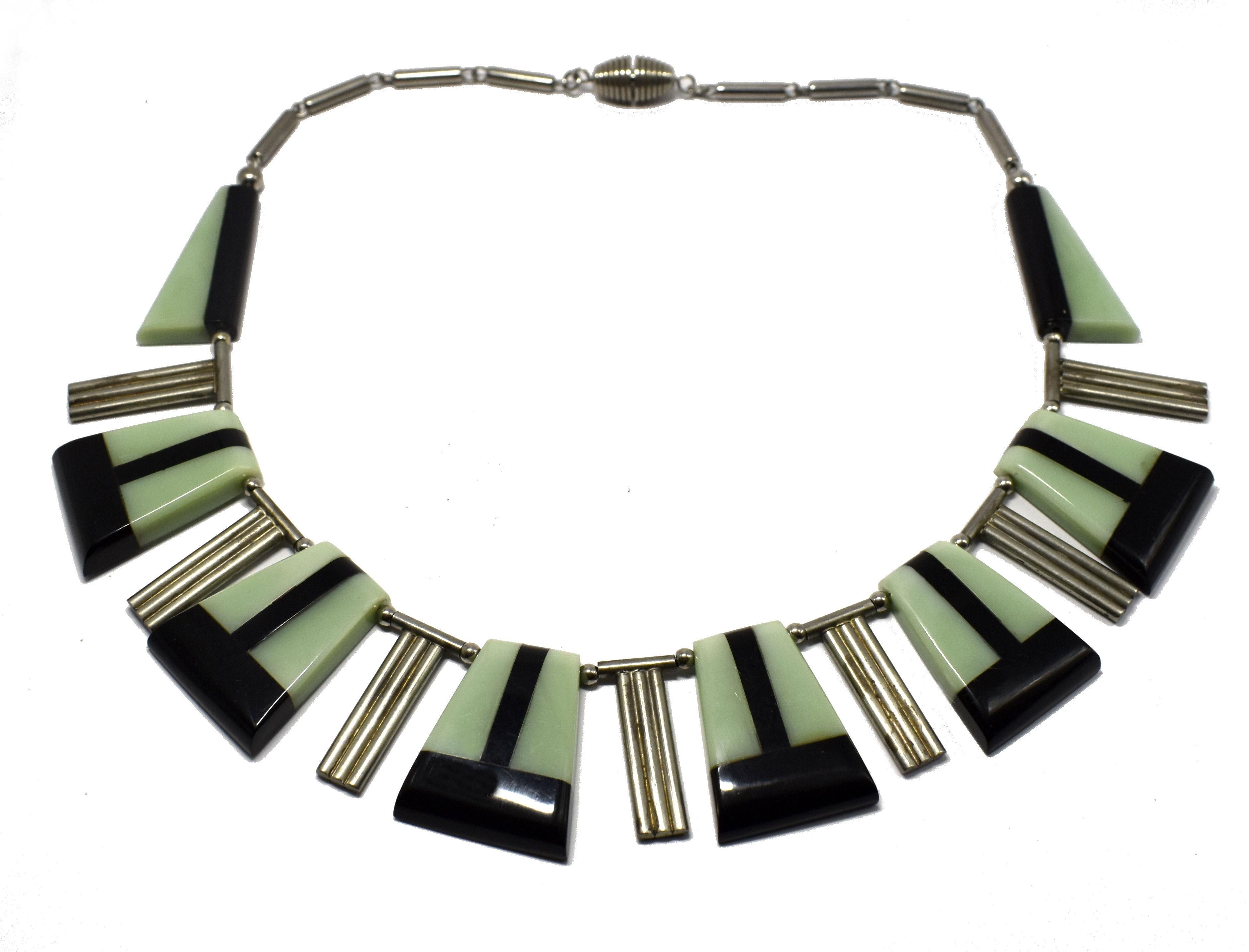 Fabuloso collar colgante modernista Art Decó. Este collar es tan elegante y estiloso, perfecto tanto para una noche elegante como para un día bohemio. Presenta segmentos de baquelita verde y negra con un fuerte aire egipcio. El estado es muy bueno,