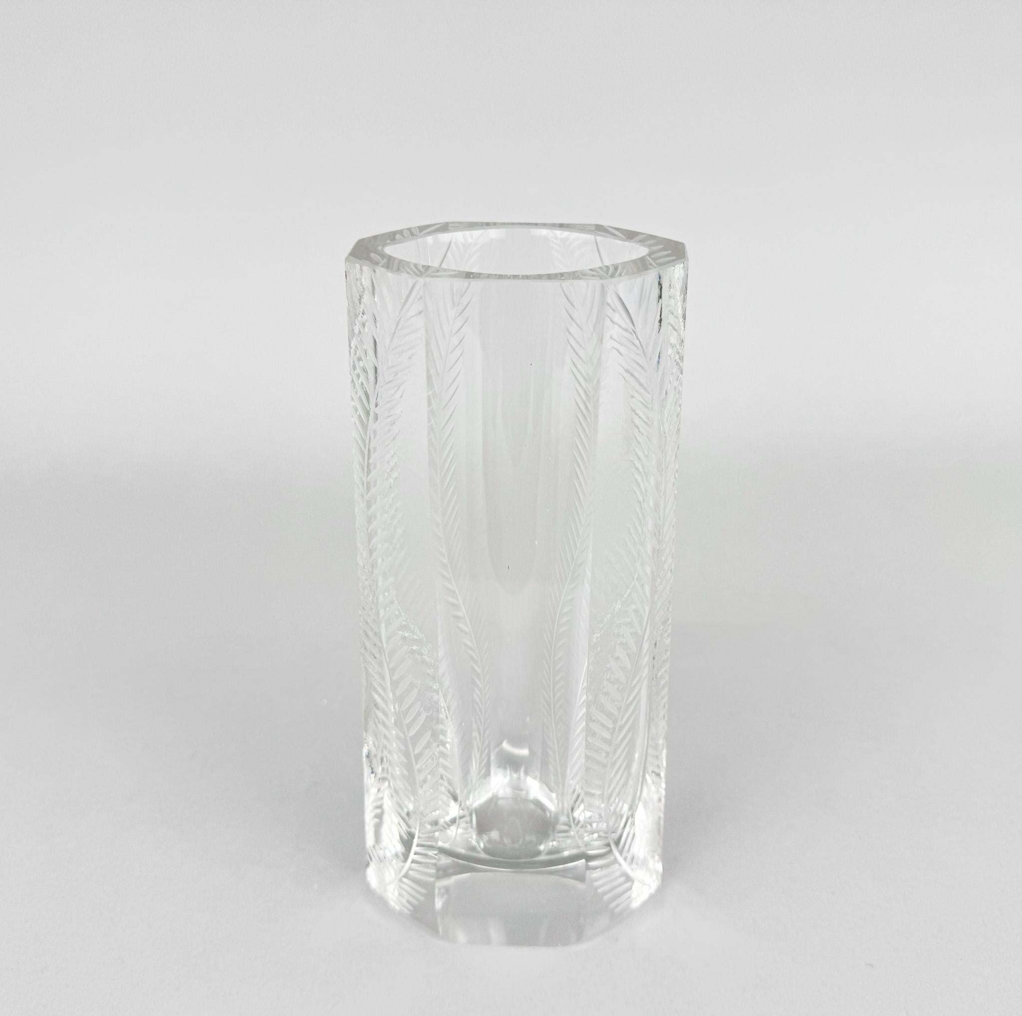 Vase Art déco en verre clair à parois épaisses et à facettes, avec motif taillé à la main. 