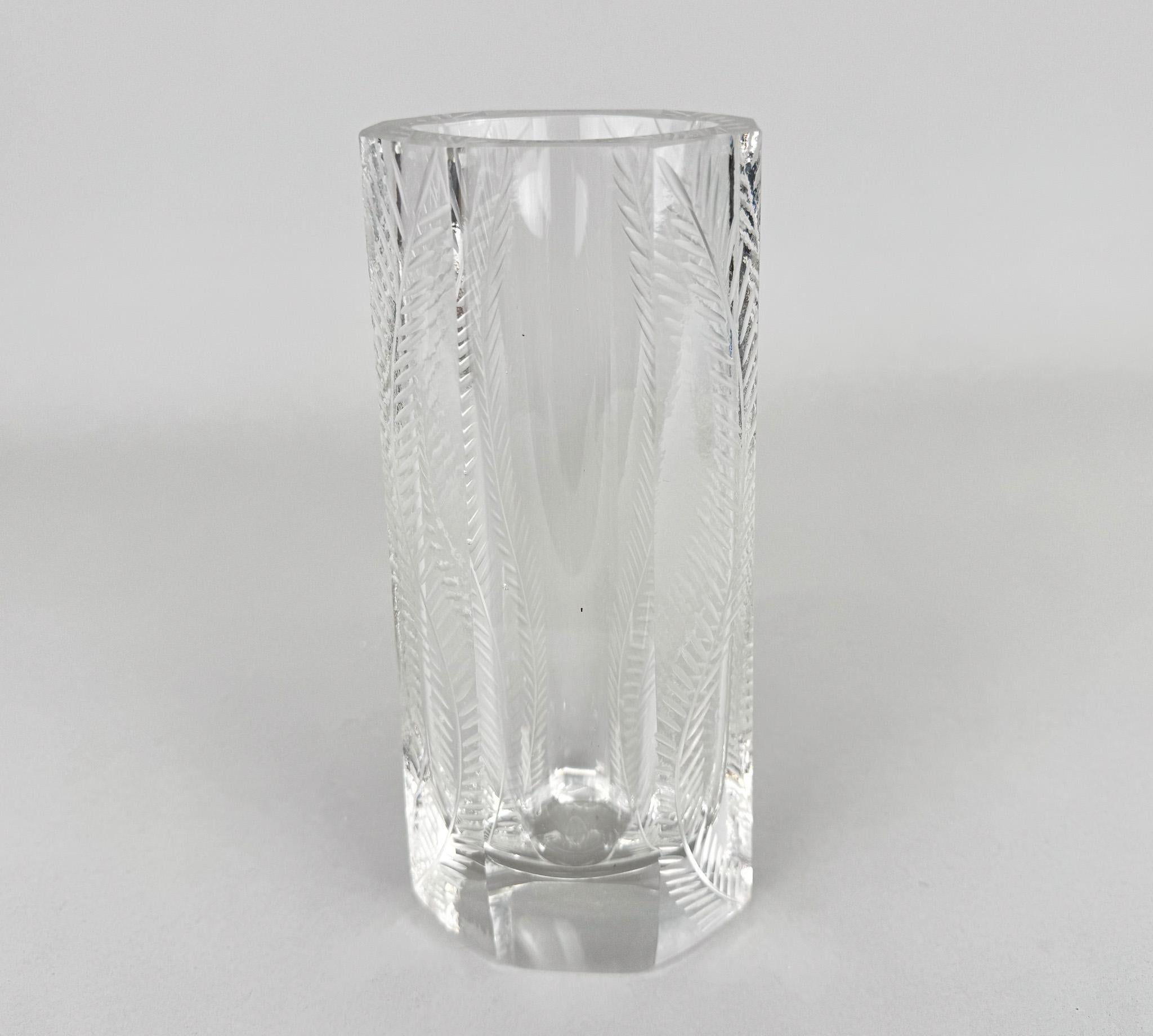 Verre taillé Vase Art Déco en verre taillé à facettes en vente