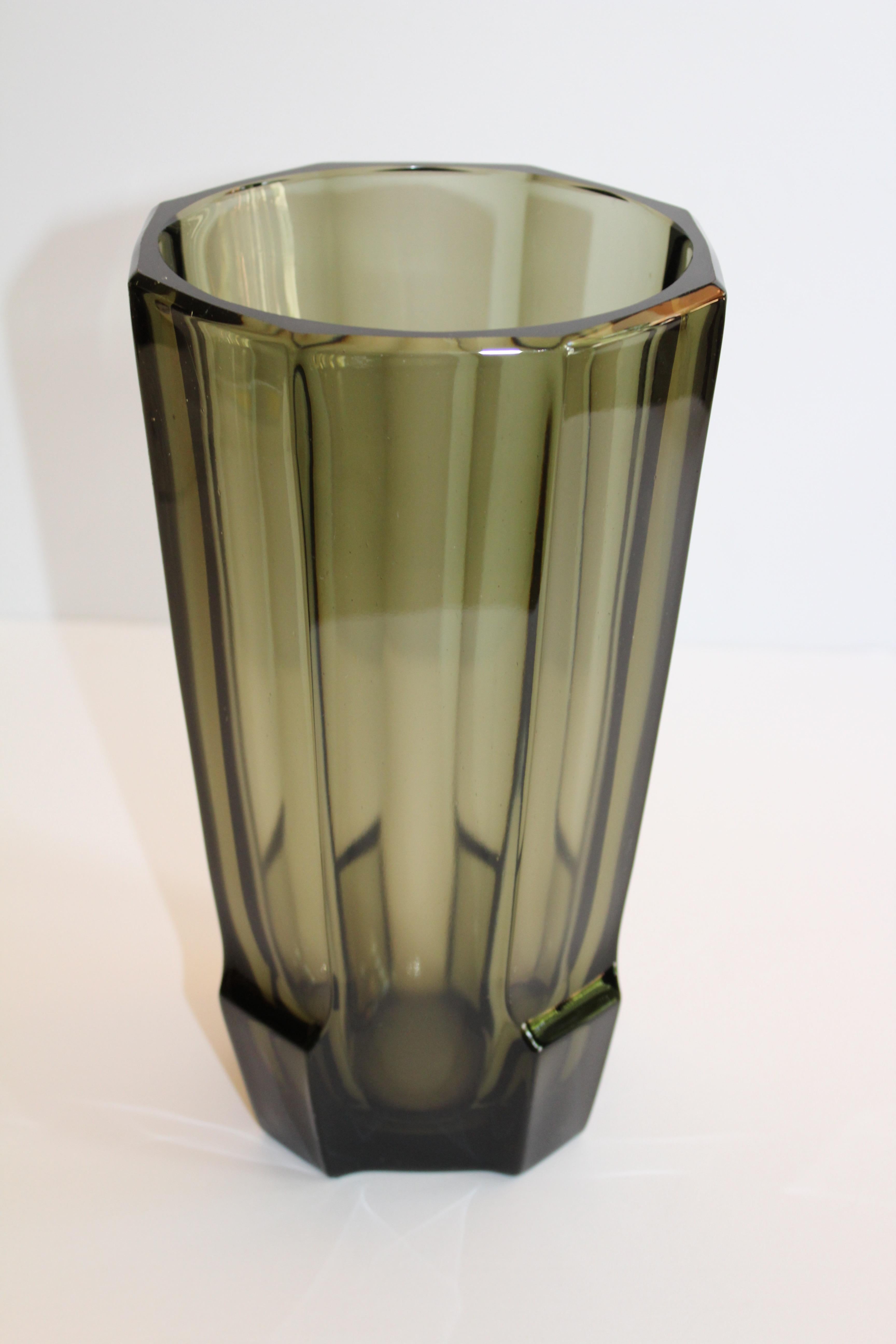 Vase en verre noir à facettes Art Déco dans le style de Moser 4
