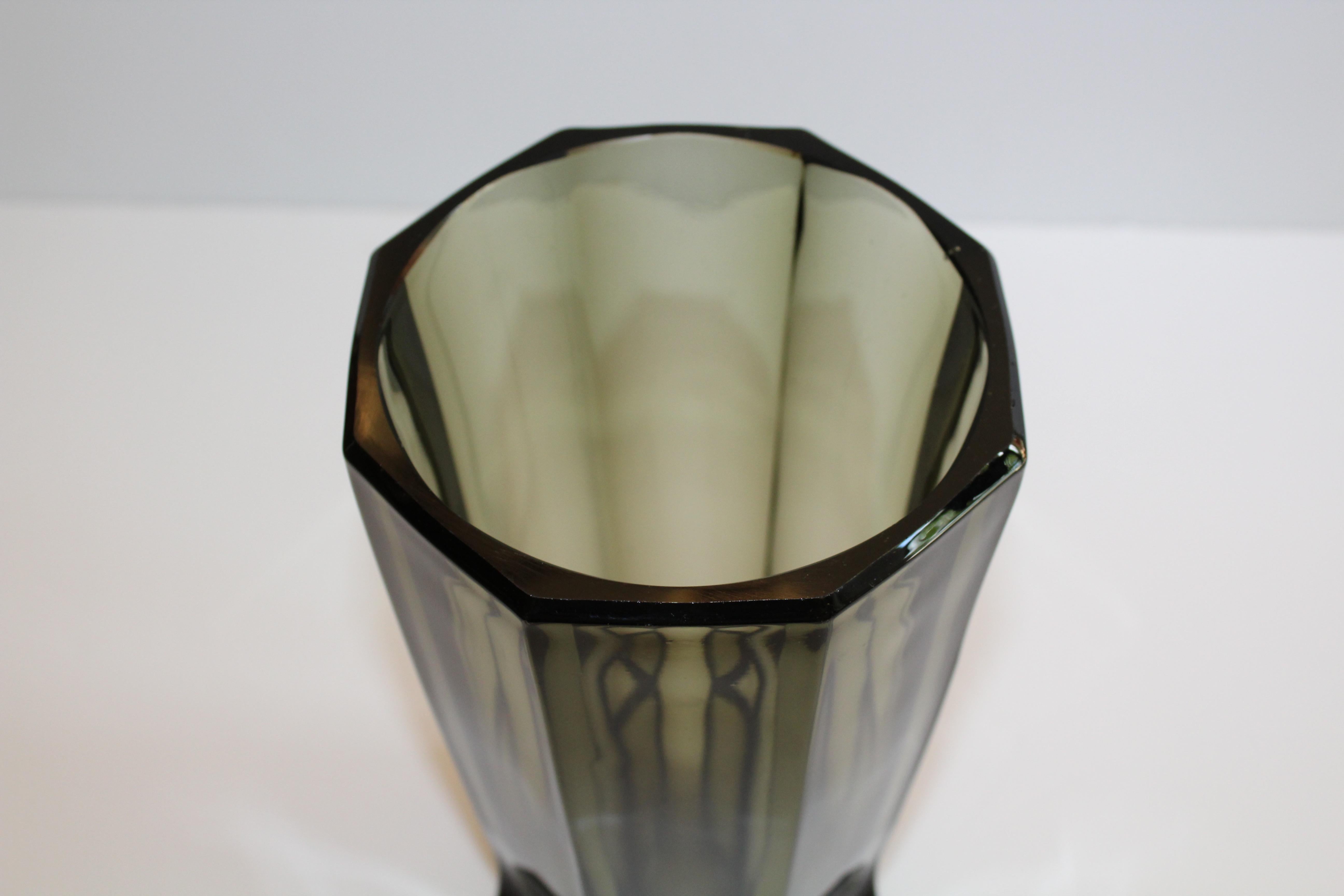 Vase en verre noir à facettes Art Déco dans le style de Moser 5