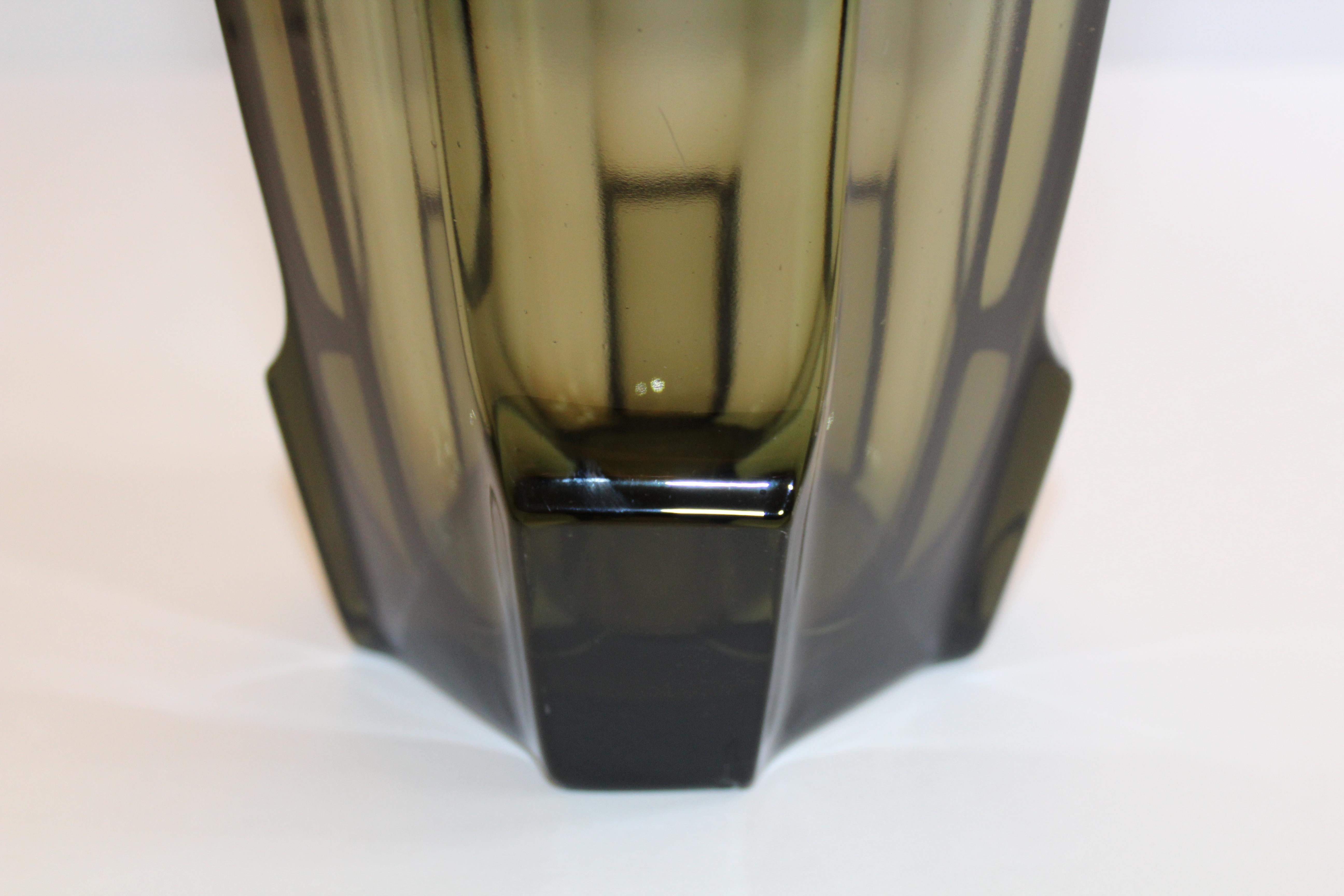 Vase en verre noir à facettes Art Déco dans le style de Moser 6