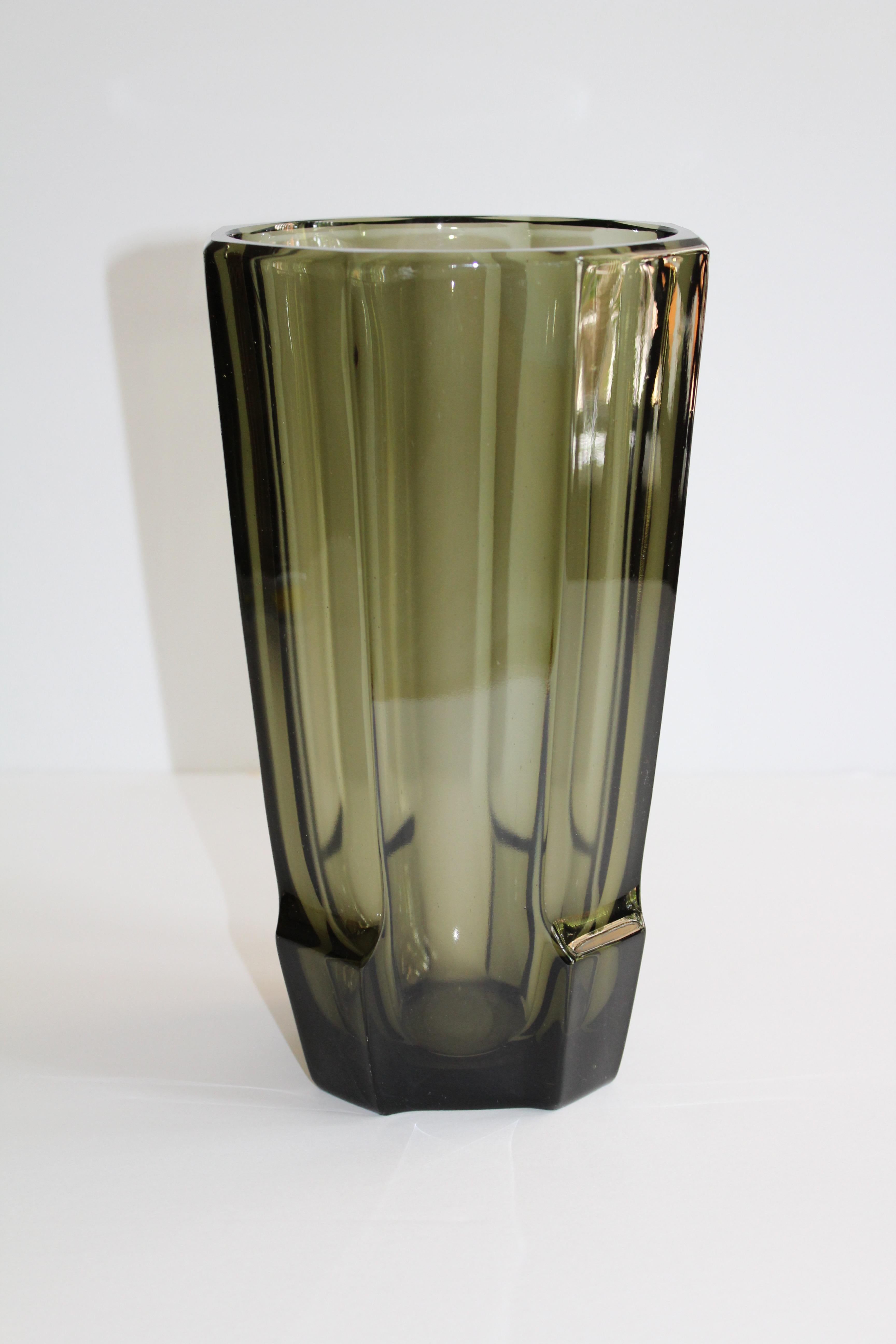 Vase en verre à facettes Art Déco de la République Tchèque. Dans des teintes gris fumé ou noir translucide à la manière de Moser Glassworks.