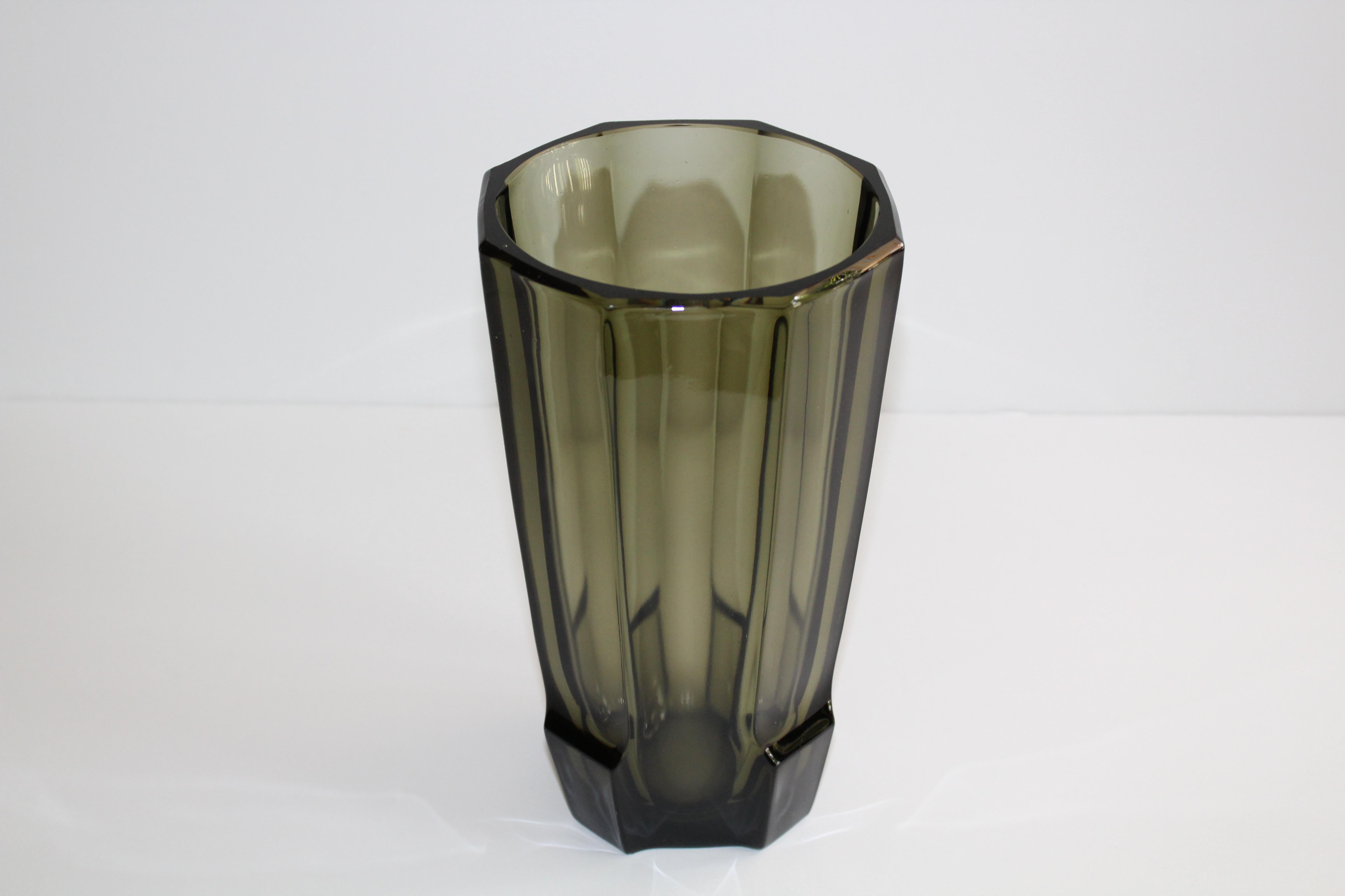Art déco Vase en verre noir à facettes Art Déco dans le style de Moser