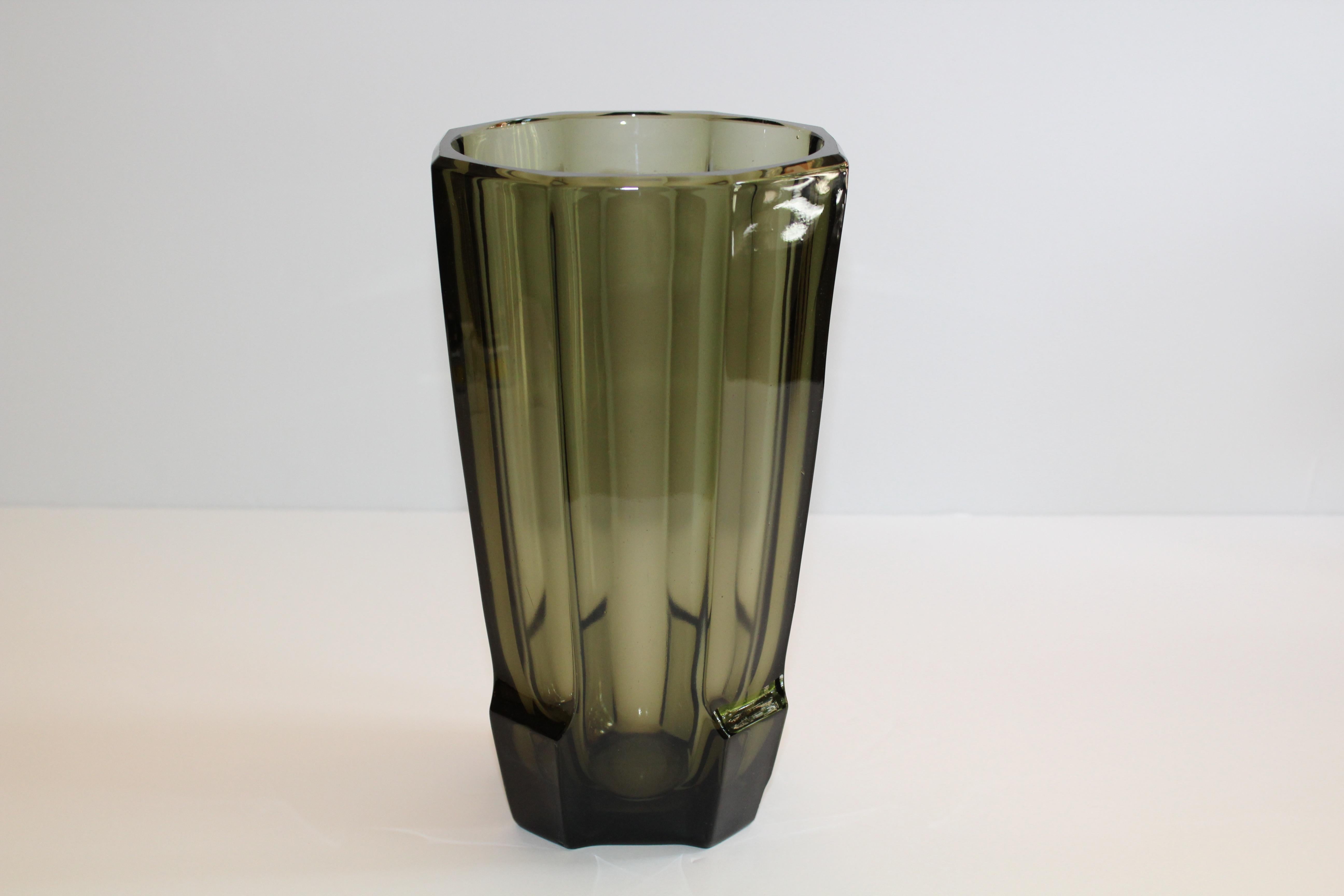 Tchèque Vase en verre noir à facettes Art Déco dans le style de Moser
