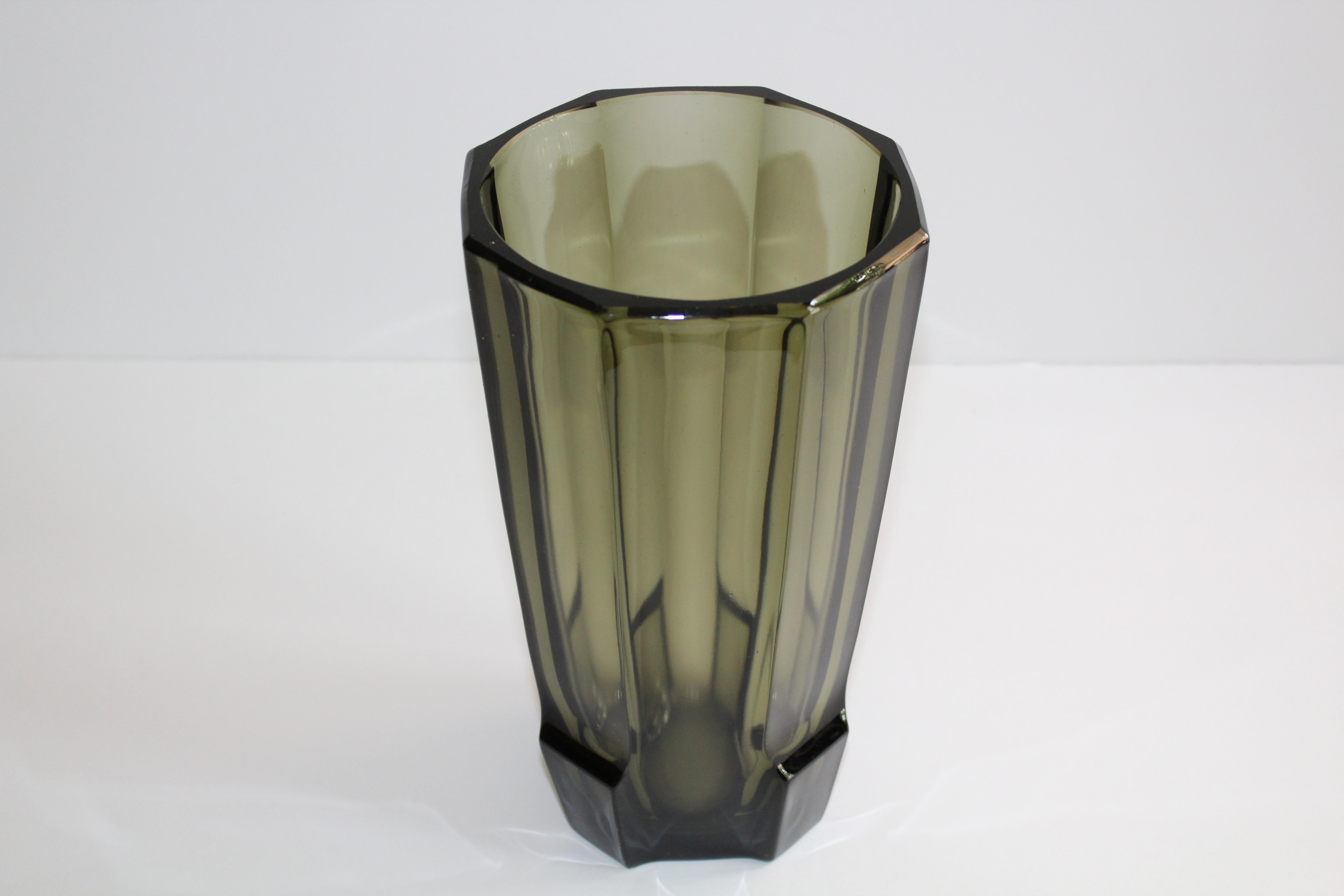 Fait main Vase en verre noir à facettes Art Déco dans le style de Moser