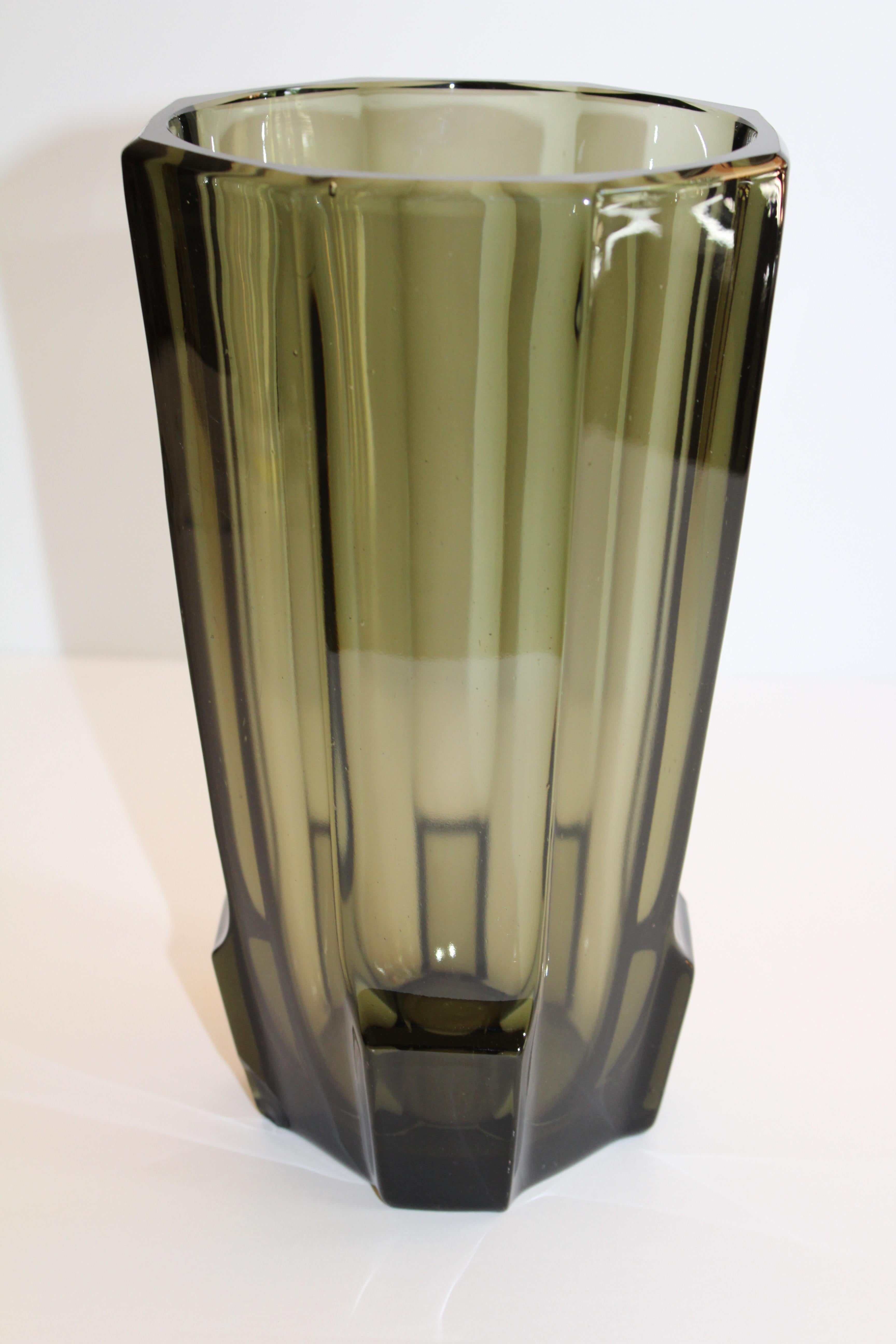 Vase en verre noir à facettes Art Déco dans le style de Moser État moyen à Fort Lauderdale, FL