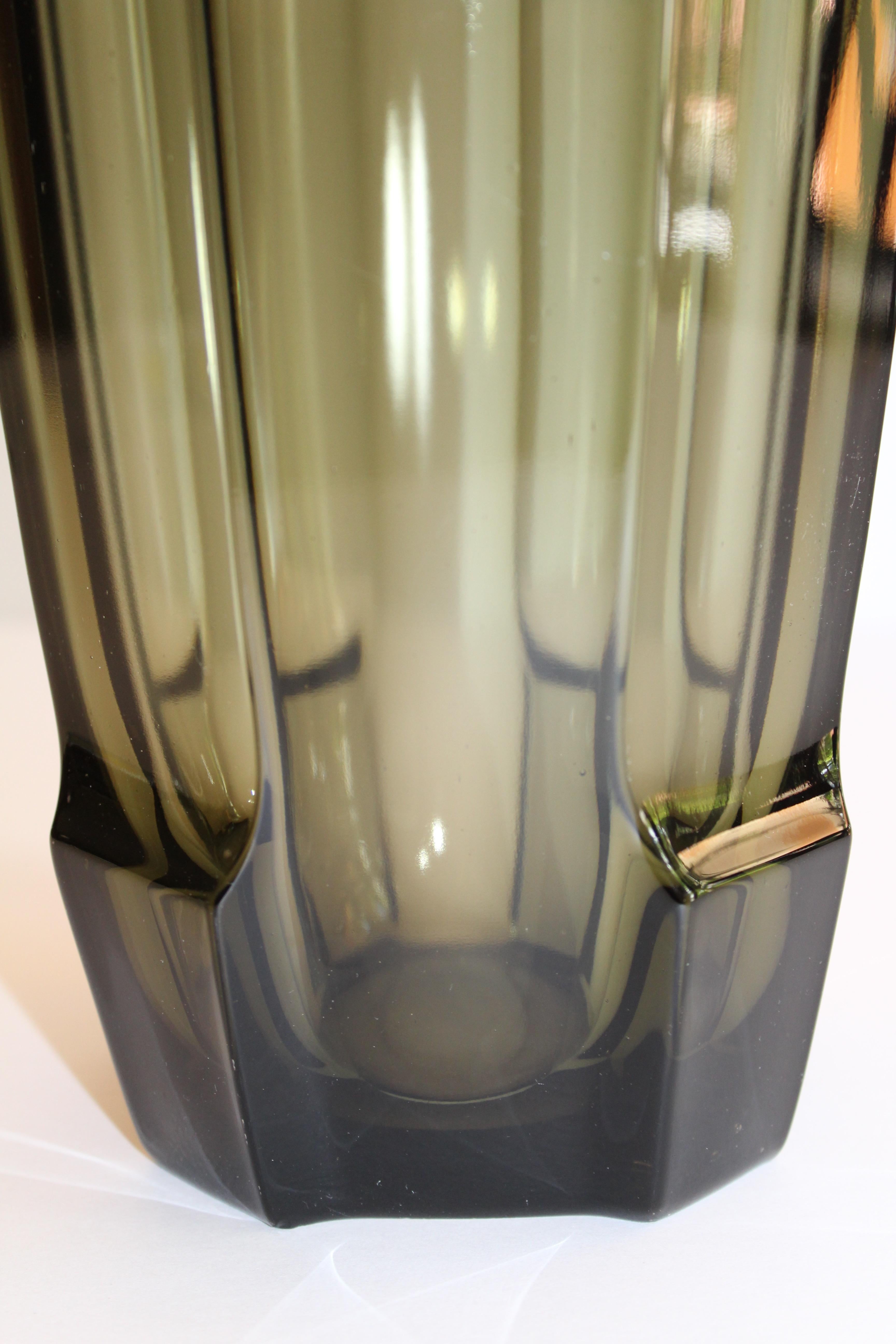 Milieu du XXe siècle Vase en verre noir à facettes Art Déco dans le style de Moser