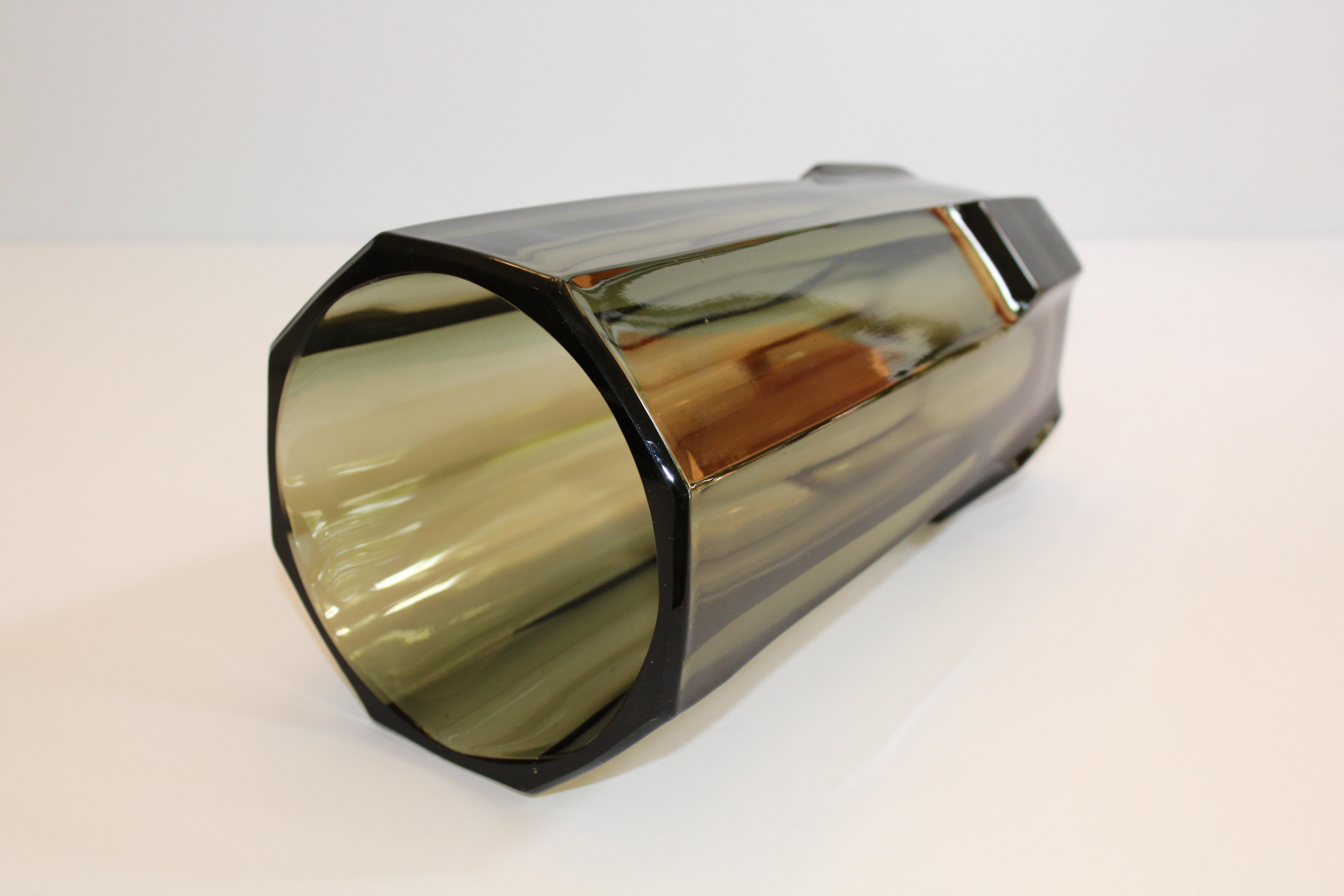 Verre d'art Vase en verre noir à facettes Art Déco dans le style de Moser