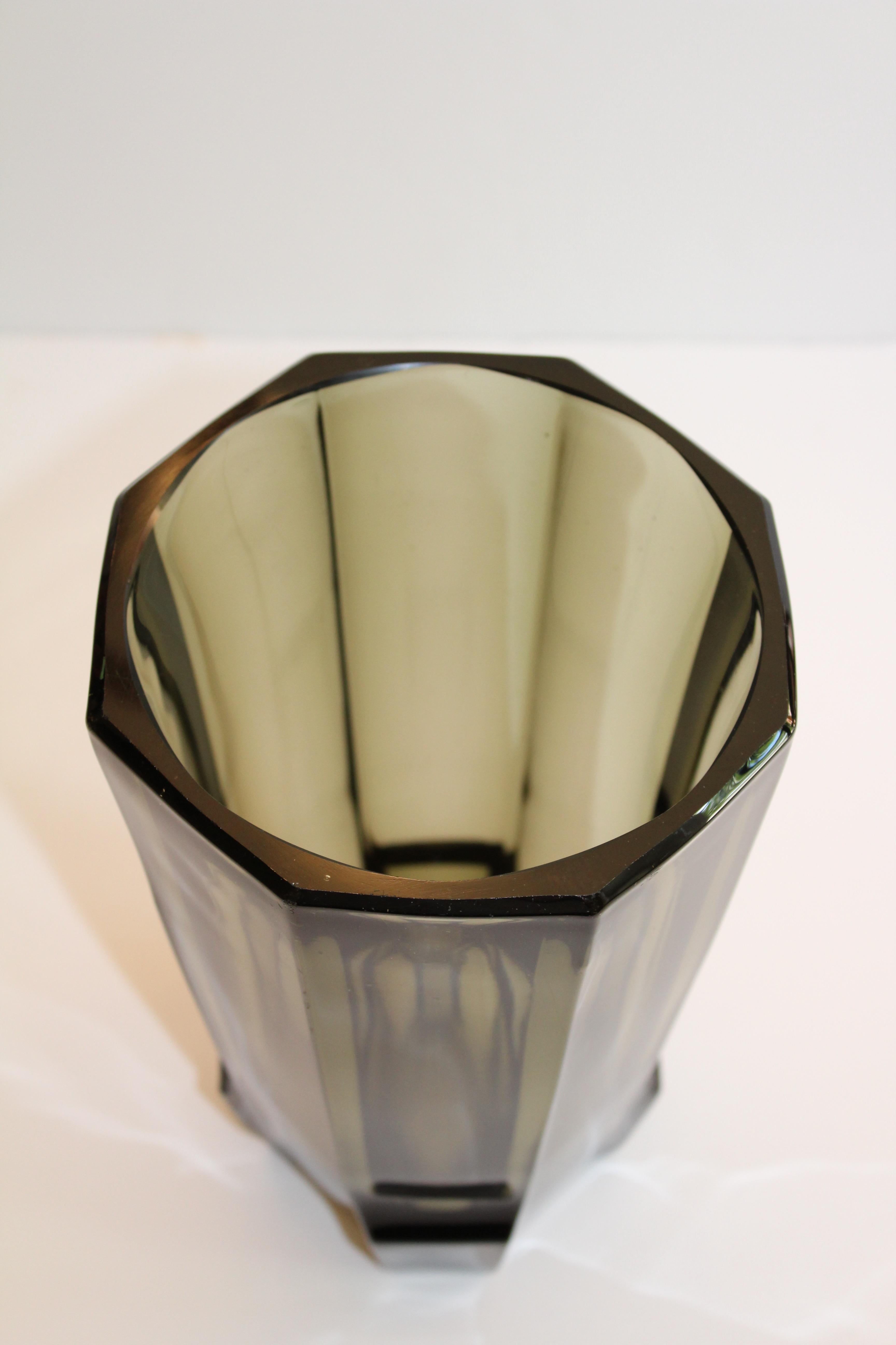 Vase en verre noir à facettes Art Déco dans le style de Moser 1