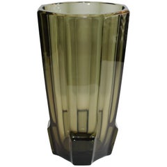 Vase en verre noir à facettes Art Déco dans le style de Moser