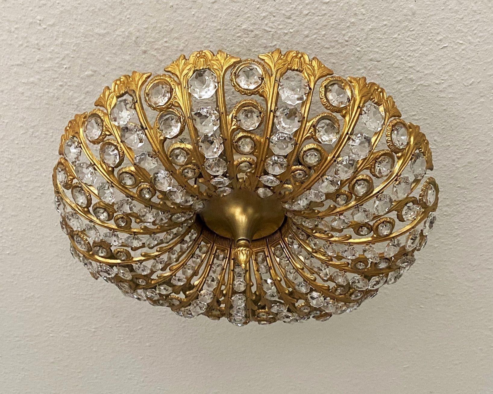 Eine schöne, große Art Deco facettierten Kristall und vergoldete Bronze gegossen flush mount, Österreich, 1950er Jahre. Fünf Steckdosen sorgen für ein helles, warmes Licht von der Decke. Dieses wunderbare Stück ist in ausgezeichnetem