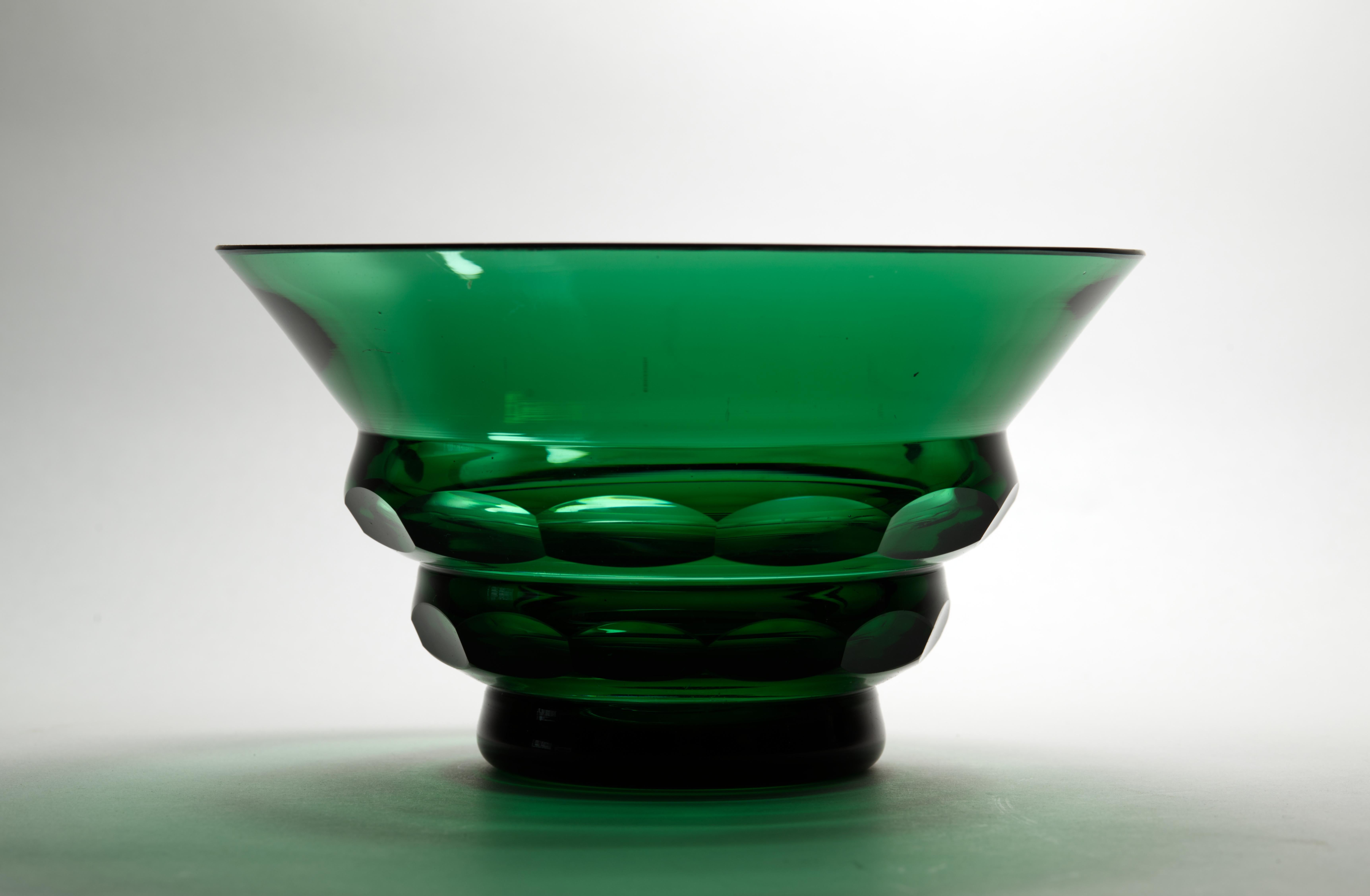 Ce vase sculptural de style Art déco a été réalisé en verre de cristal épais de couleur vert émeraude semblable à un joyau, avec des coupes à facettes audacieuses en bandes concentriques dans le style du Sécessionnisme viennois de Josef Hoffman.