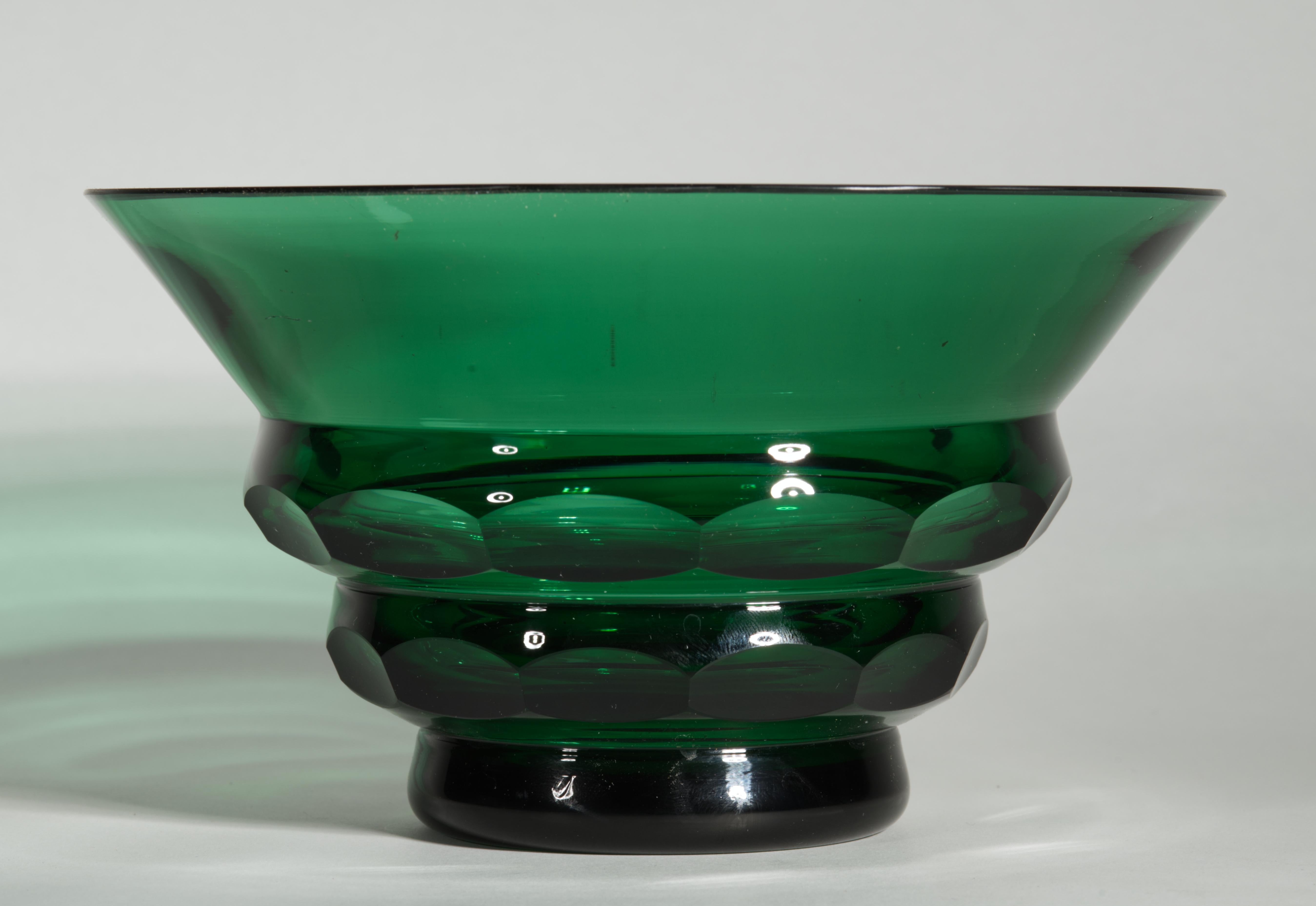 Art déco Vase Art Déco en verre vert à facettes dans le style de Josef Hoffman, Moser en vente