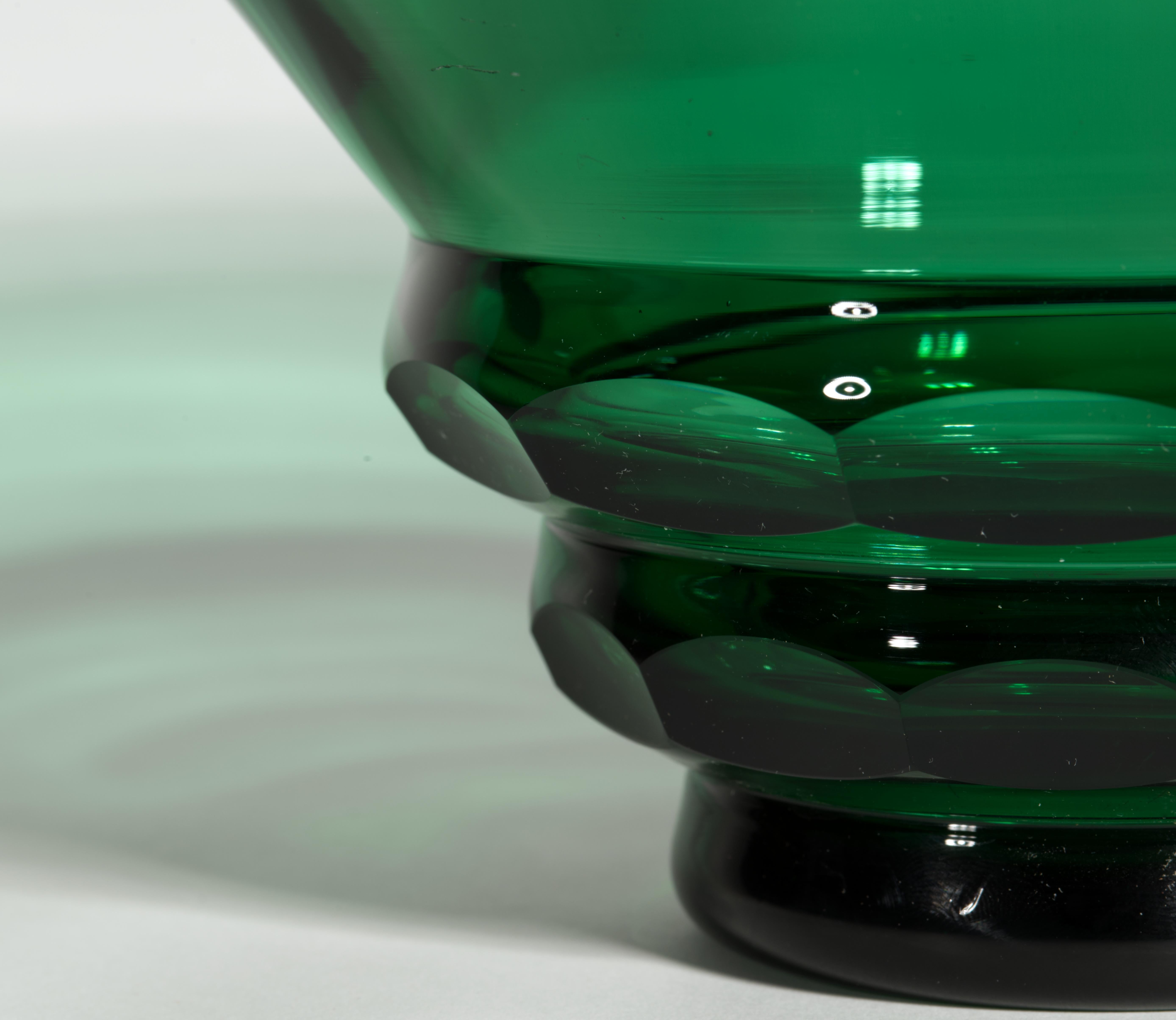 Allemand Vase Art Déco en verre vert à facettes dans le style de Josef Hoffman, Moser en vente