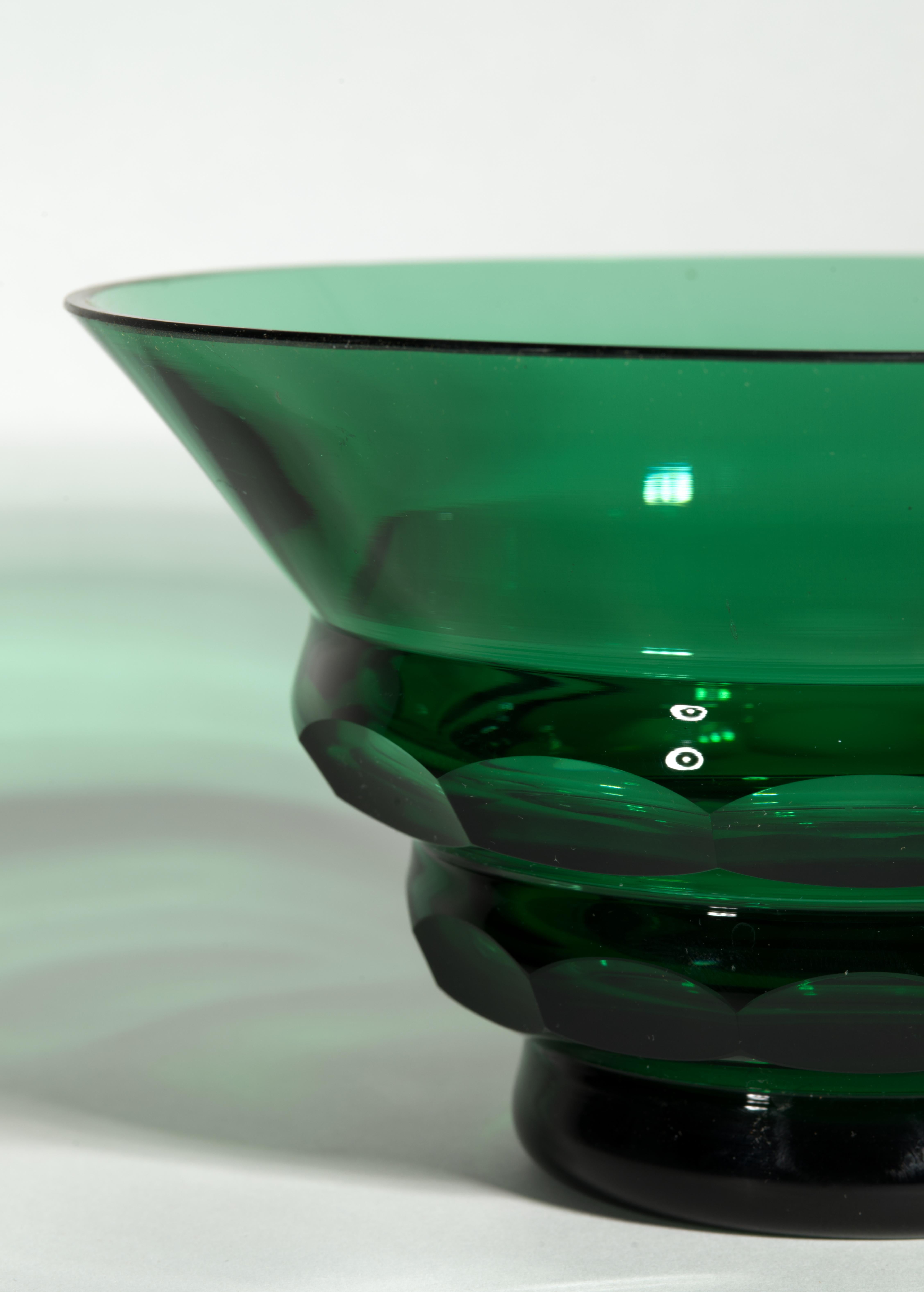Fait main Vase Art Déco en verre vert à facettes dans le style de Josef Hoffman, Moser en vente