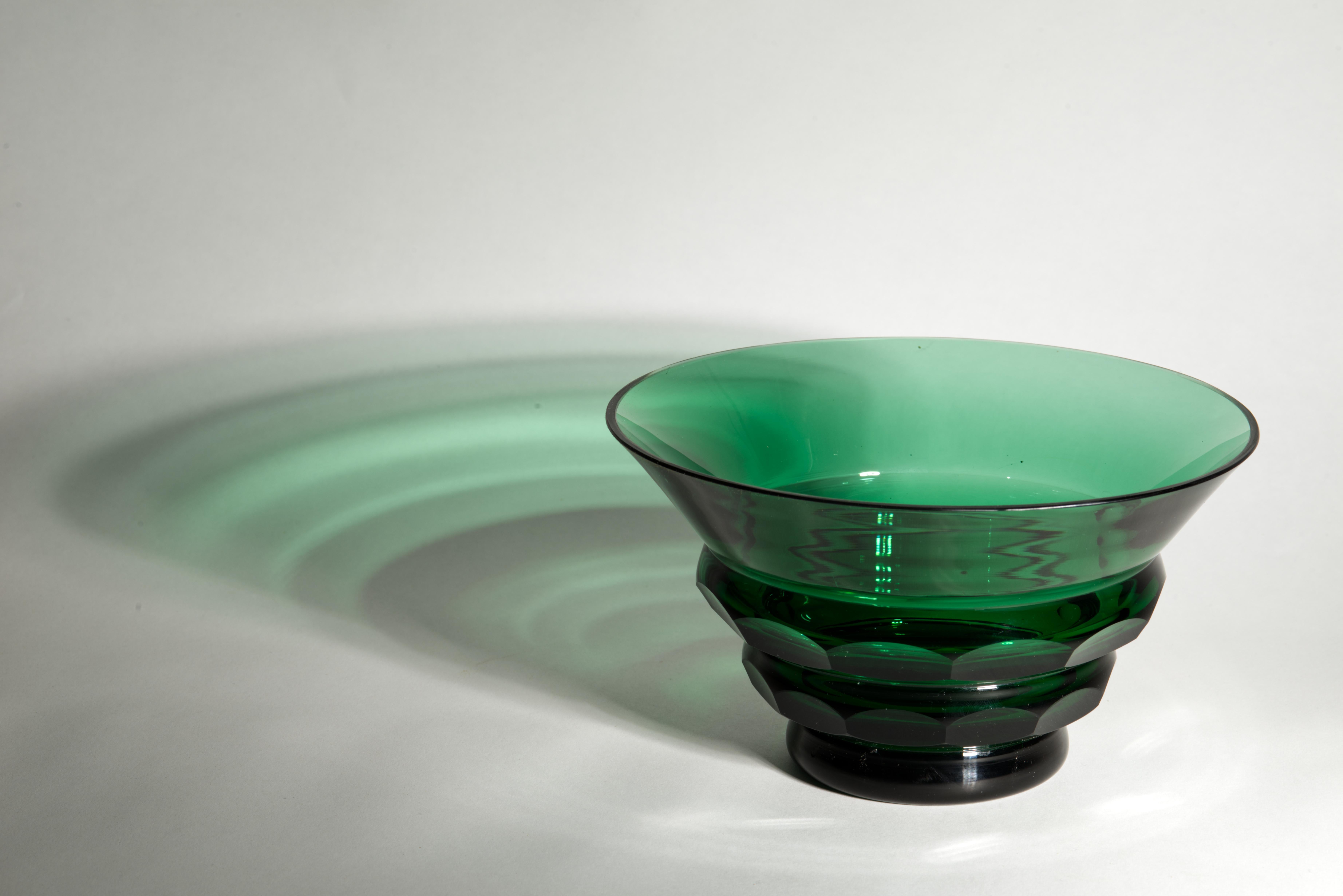 Vase Art Déco en verre vert à facettes dans le style de Josef Hoffman, Moser Bon état - En vente à Clifton Springs, NY