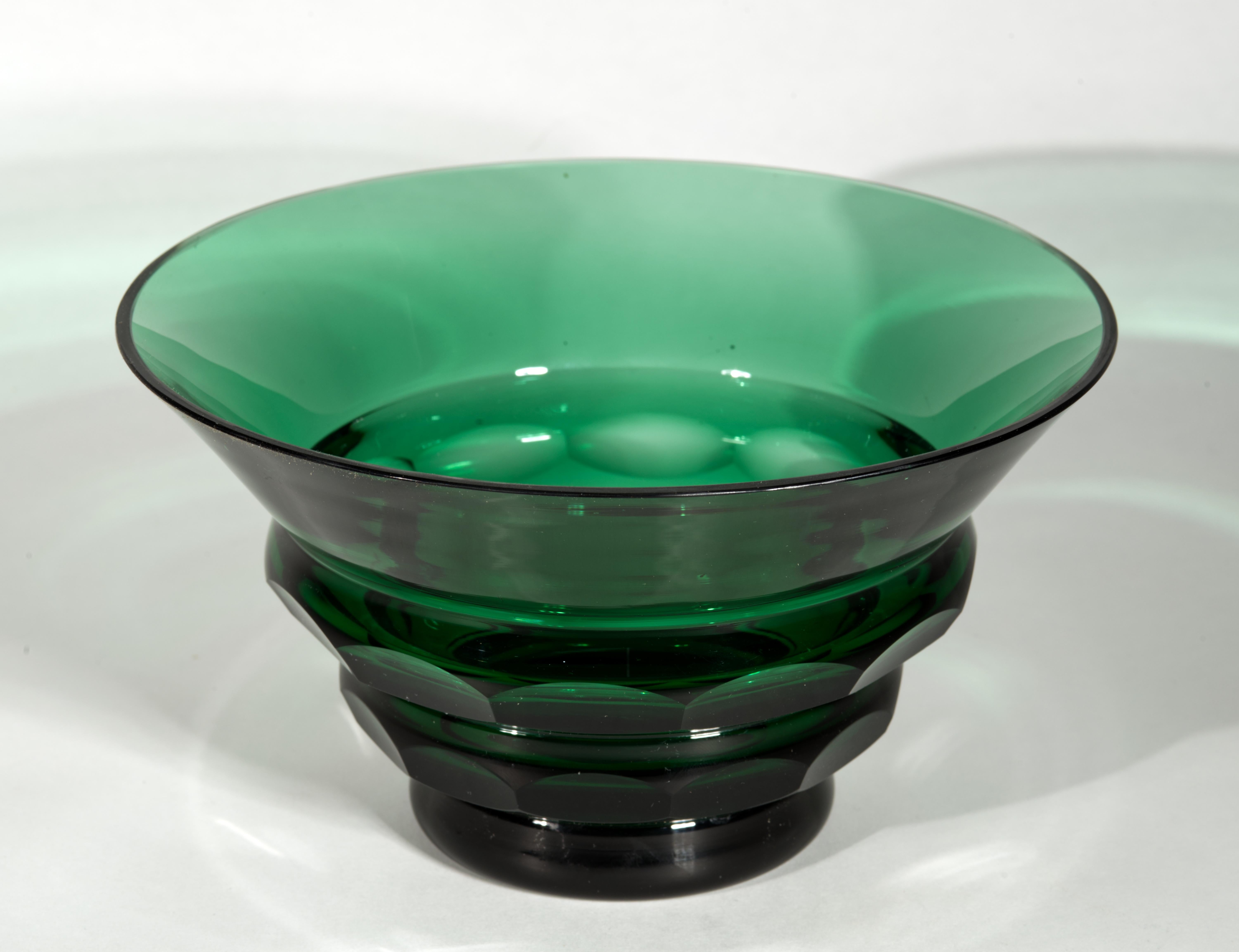 20ième siècle Vase Art Déco en verre vert à facettes dans le style de Josef Hoffman, Moser en vente