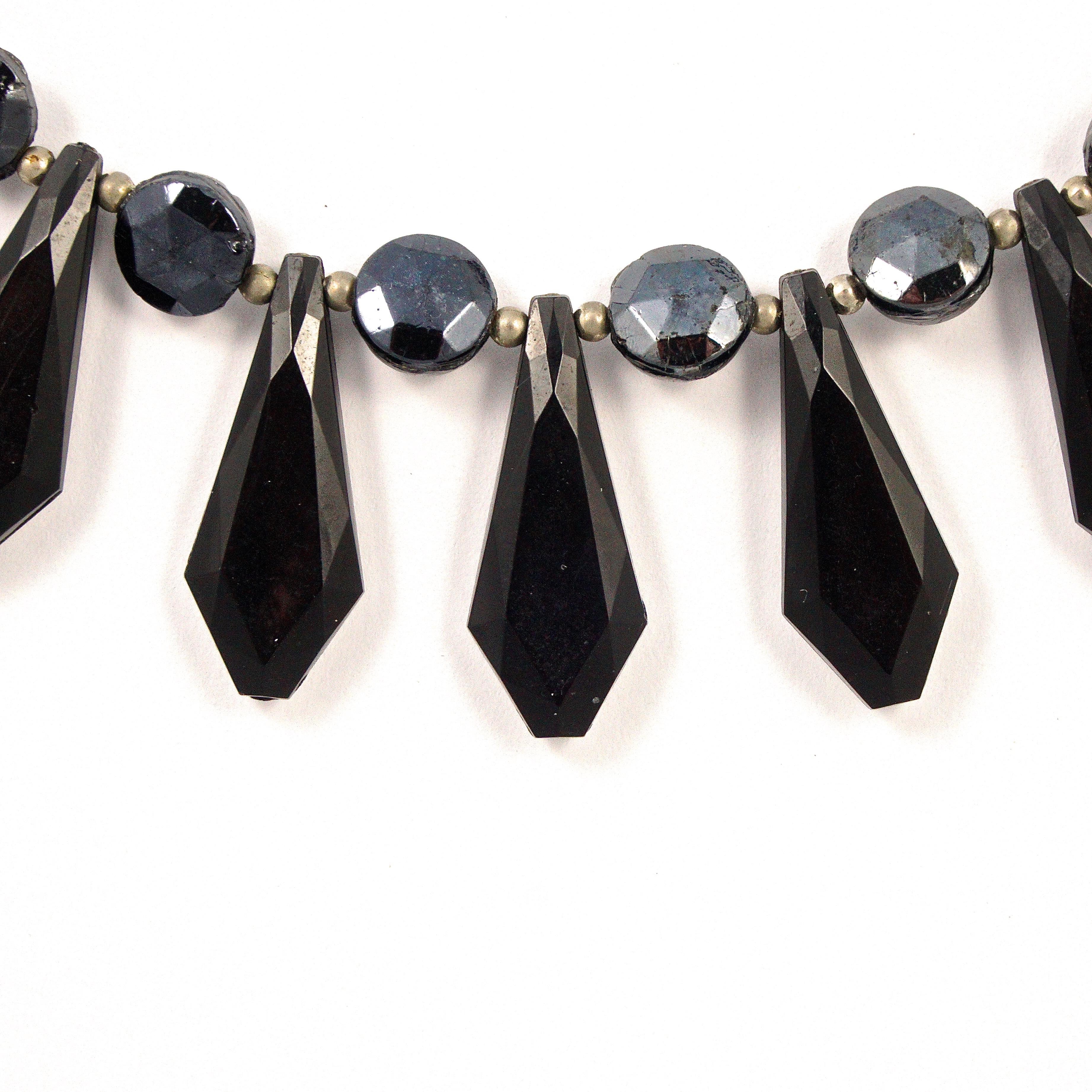 Facettierte französische Jet-Halskette aus schwarzem und dunkelgrauem Glas mit Tropfenfransen im Art déco-Stil für Damen oder Herren im Angebot