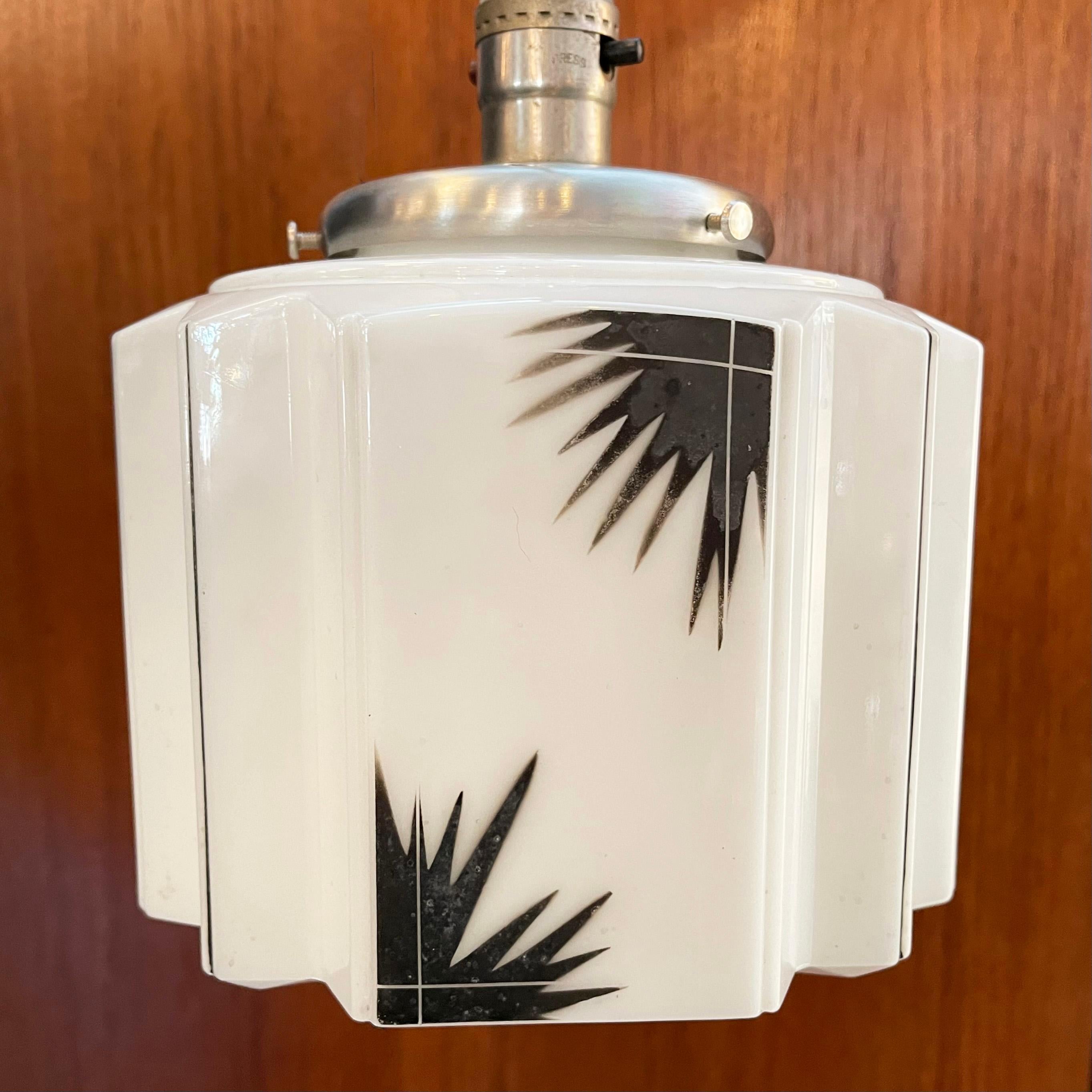 Art déco Lights Art Deco - Pendentif en verre au lait à facettes et à motifs en vente