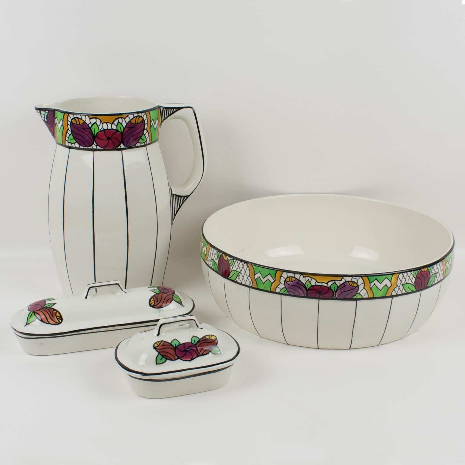 Auguste Mouzin et Cie, Belgique, a conçu et fabriqué ce bel ensemble céramique-faïence Art déco pour chambre à coucher ou commode. L'ensemble comprenait quatre pièces : un pichet, un grand bol, un plat à couvercle de savon et une boîte à couvercle