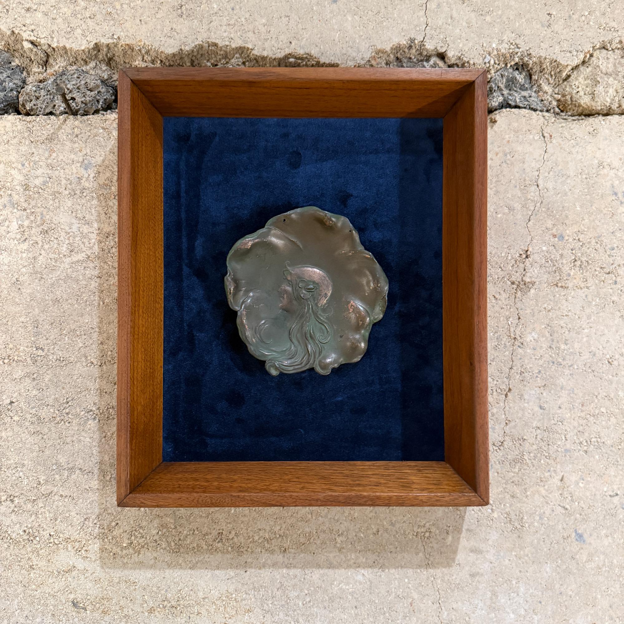 Kupferteller mit Jungfrauenmotiv auf der Art-déco-Messe, signiert April 4 1906 im Angebot 6