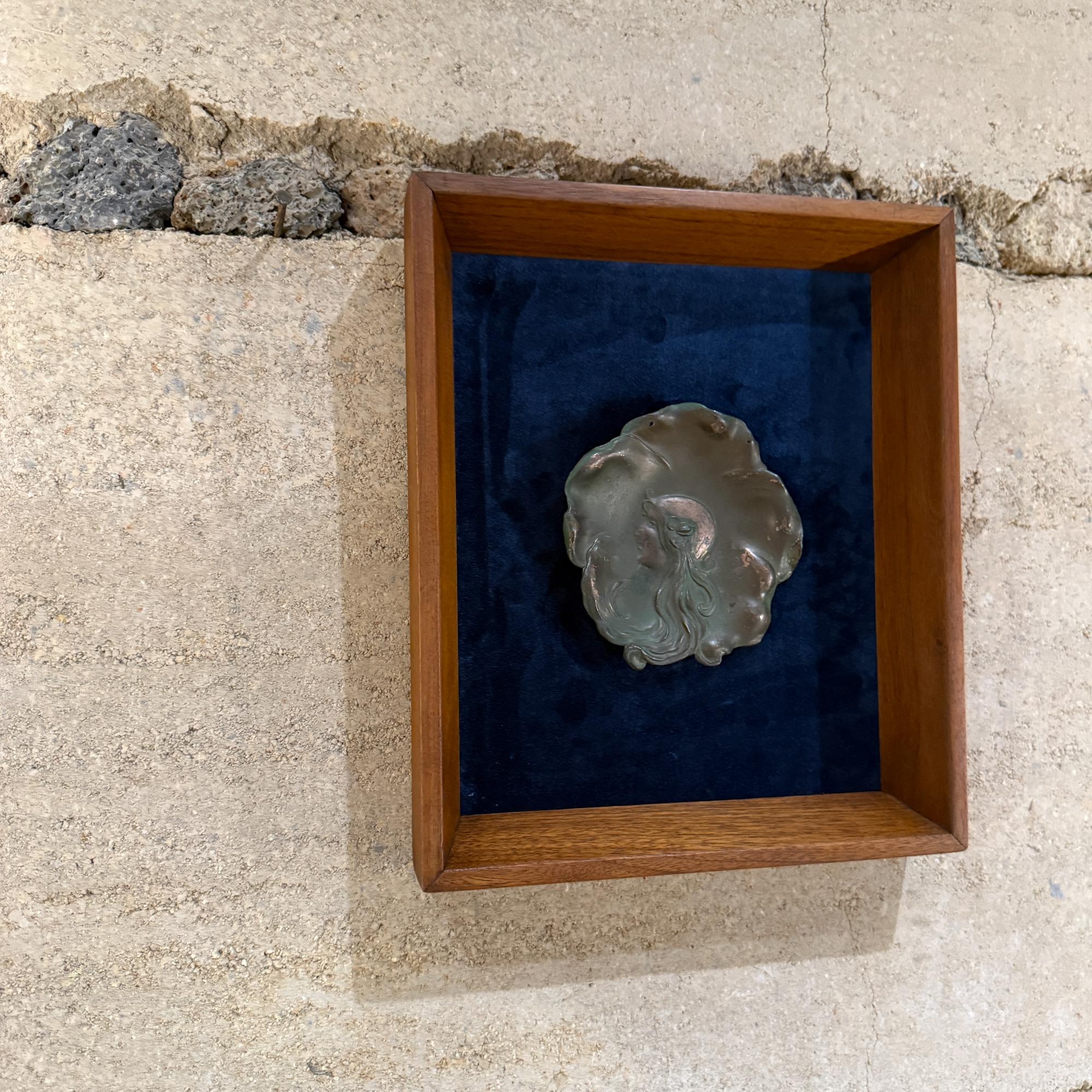 Kupferteller mit Jungfrauenmotiv auf der Art-déco-Messe, signiert April 4 1906 im Angebot 7