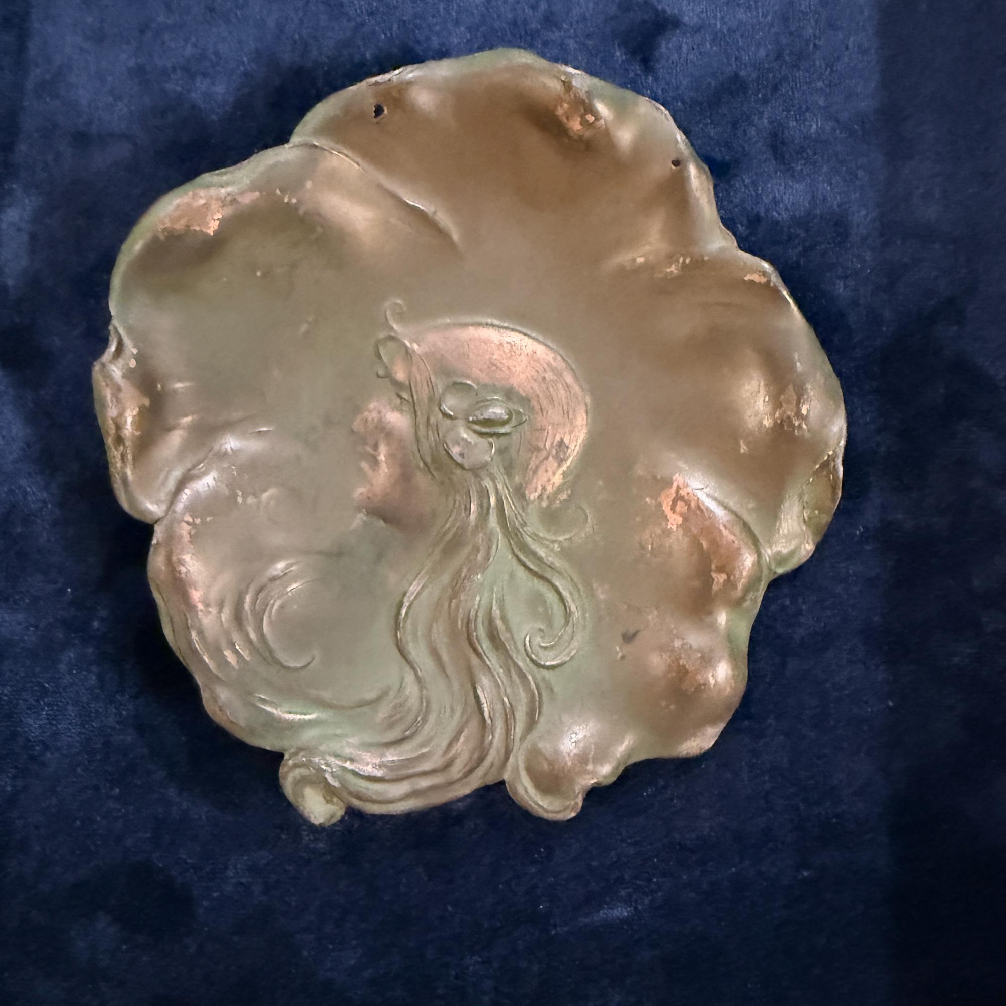 Kupferteller mit Jungfrauenmotiv auf der Art-déco-Messe, signiert April 4 1906 im Angebot 8