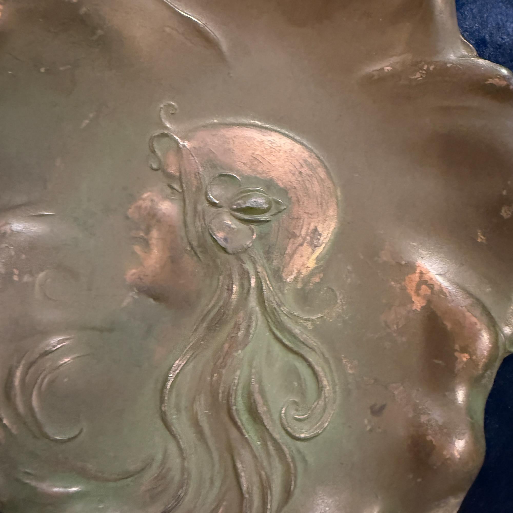 Kupferteller mit Jungfrauenmotiv auf der Art-déco-Messe, signiert April 4 1906 im Angebot 9