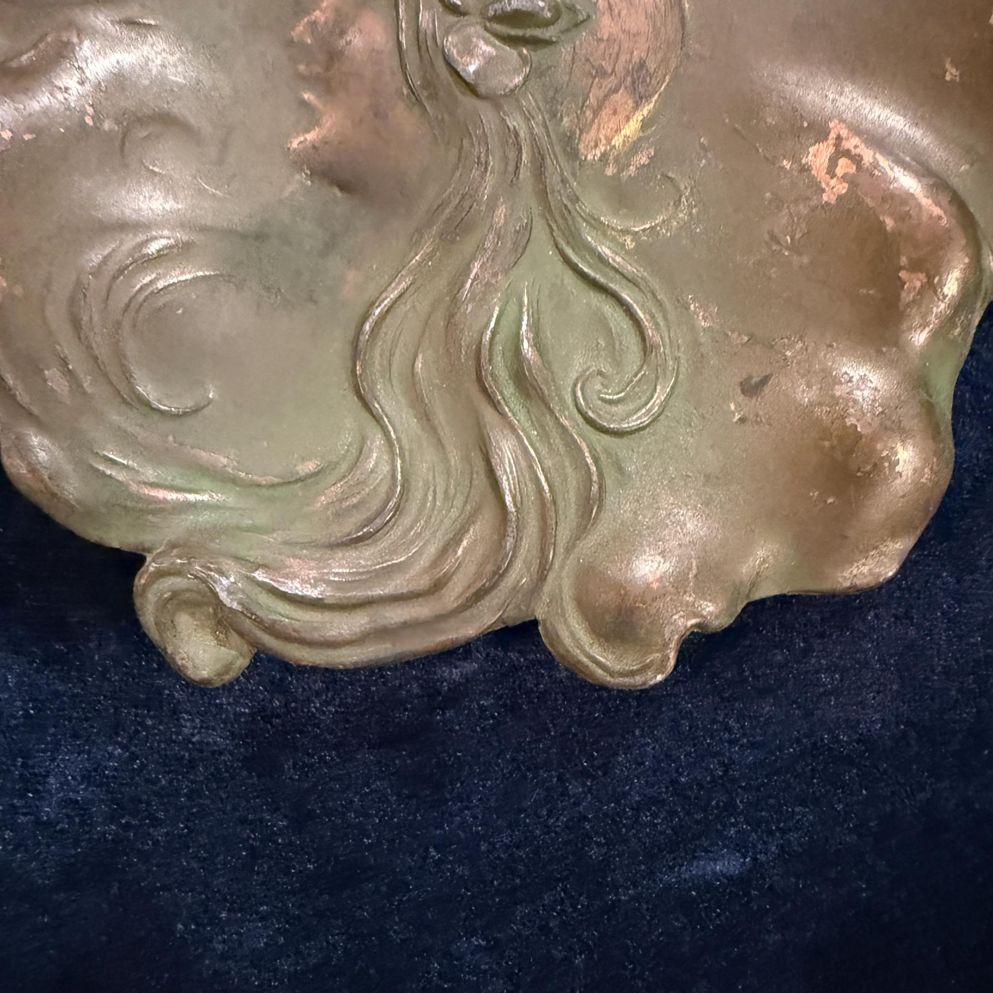 Kupferteller mit Jungfrauenmotiv auf der Art-déco-Messe, signiert April 4 1906 im Angebot 10