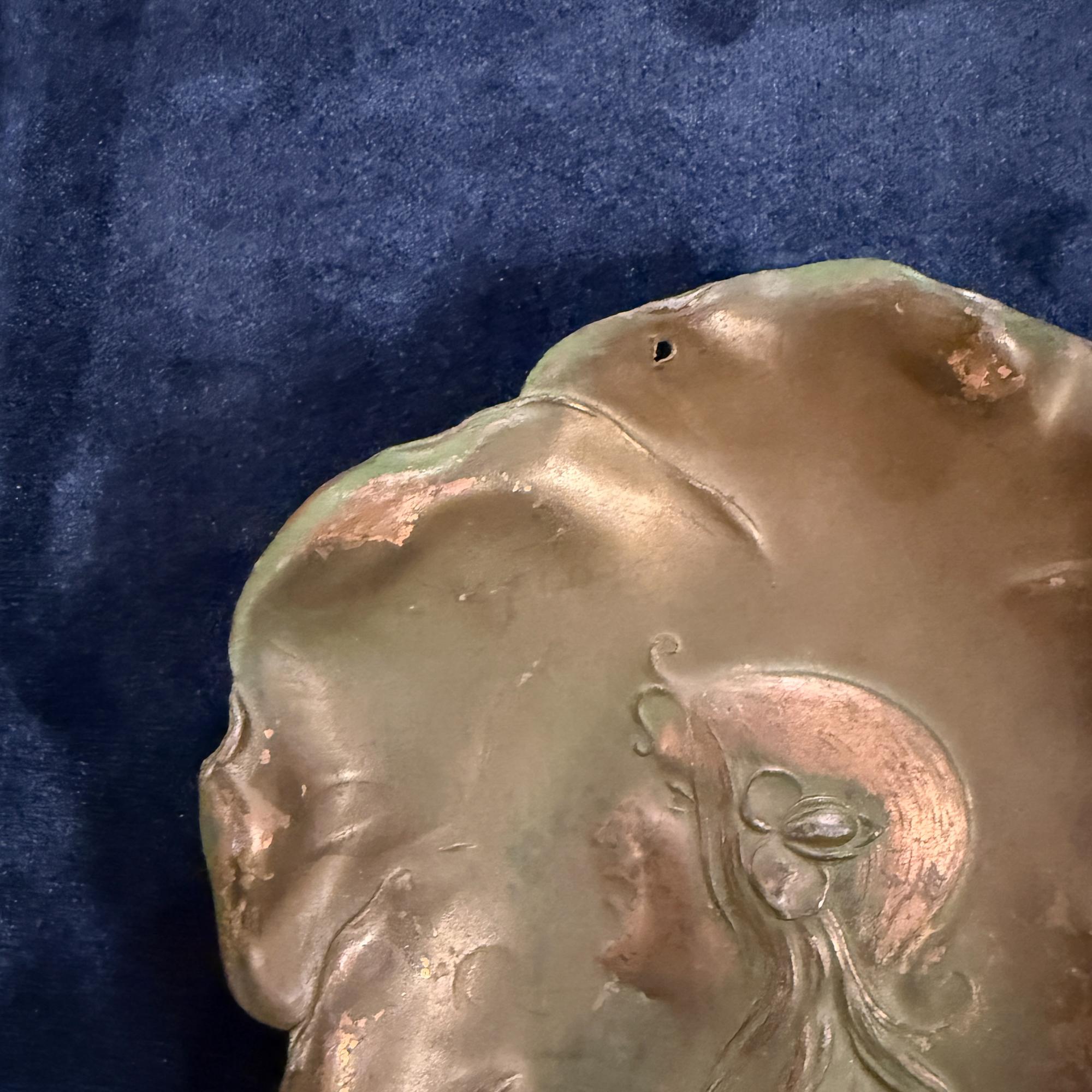 Kupferteller mit Jungfrauenmotiv auf der Art-déco-Messe, signiert April 4 1906 im Angebot 11