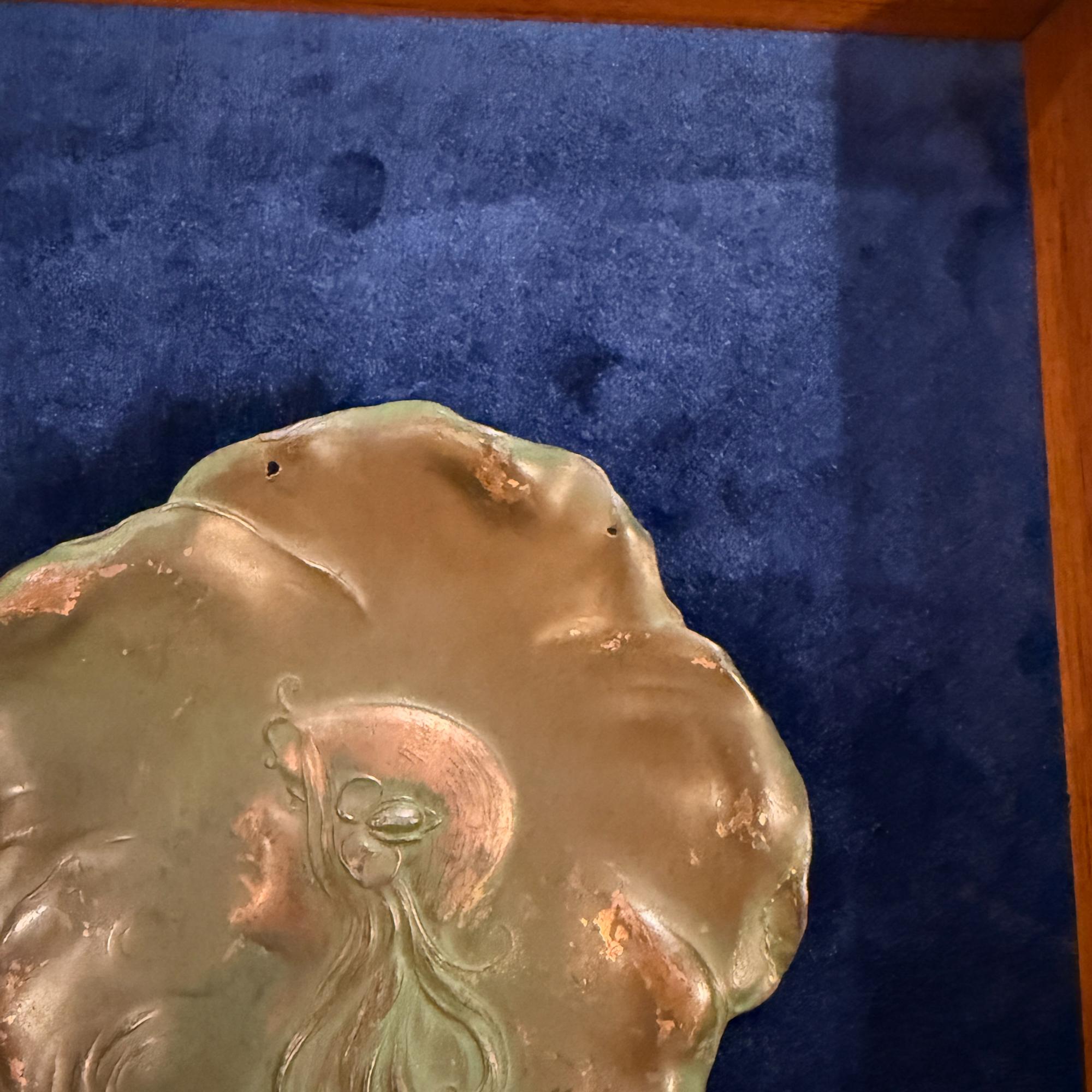 Kupferteller mit Jungfrauenmotiv auf der Art-déco-Messe, signiert April 4 1906 im Angebot 12