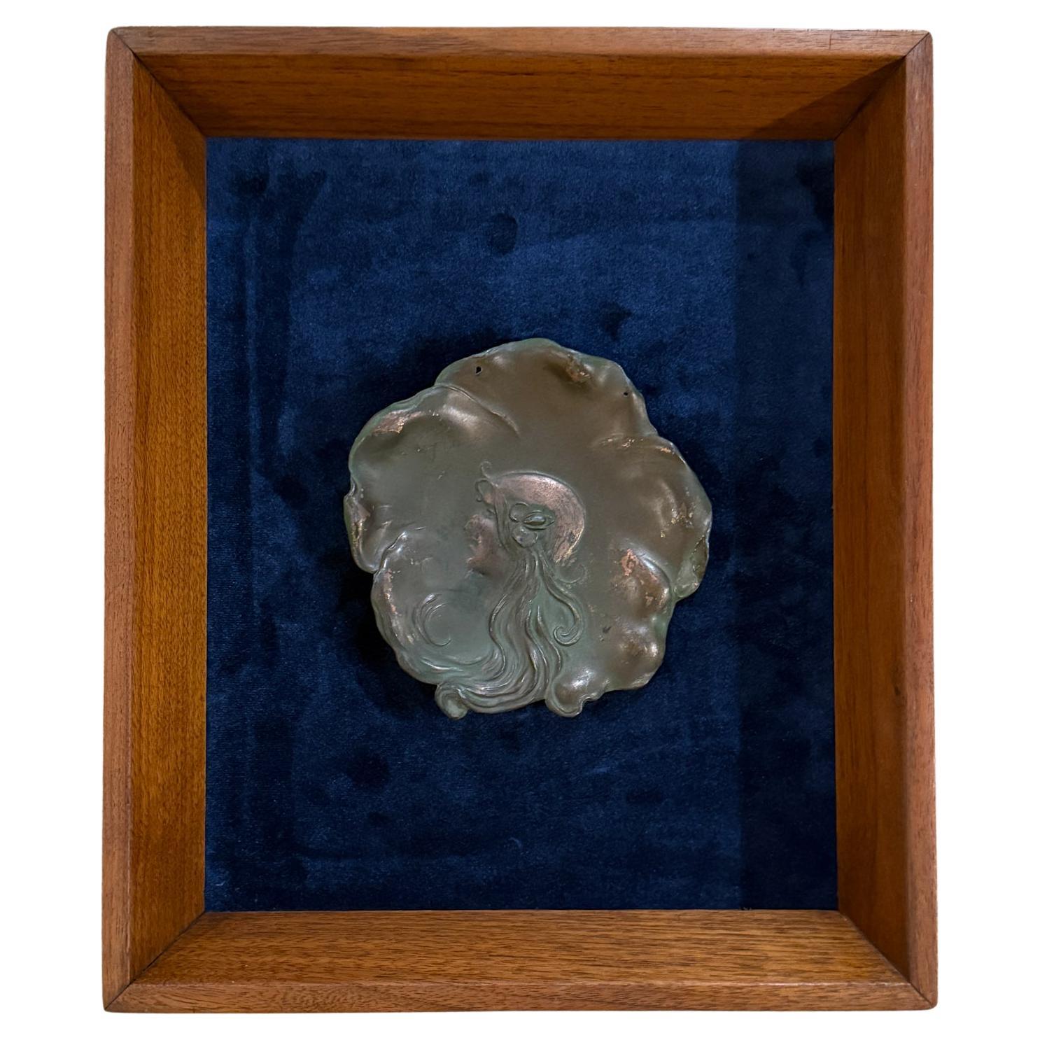 Kupferteller mit Jungfrauenmotiv auf der Art-déco-Messe, signiert April 4 1906 im Angebot