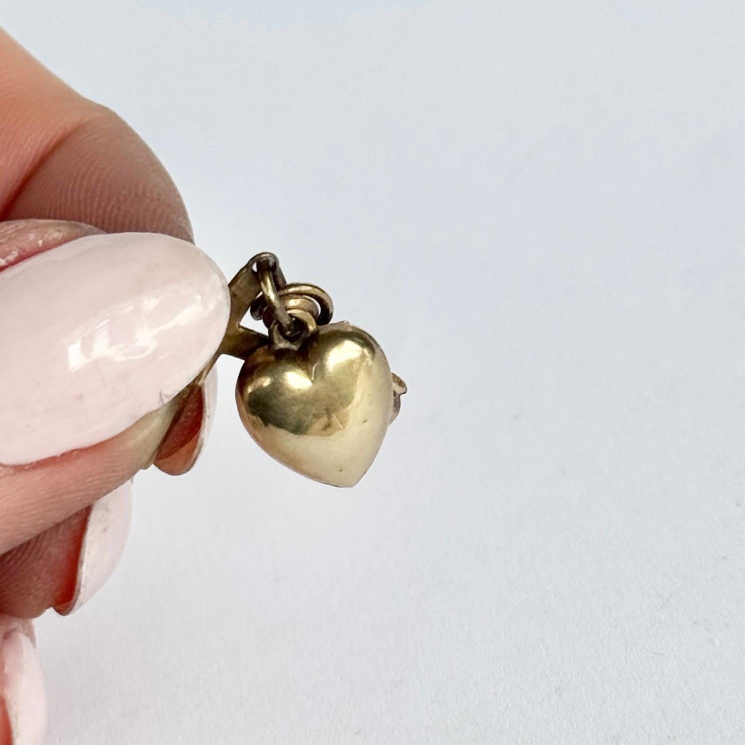 Cette magnifique grappe Art déco contient une ancre, un cœur et une croix. Elle représente la foi, l'espoir et la charité. Ils sont en or 9 carats. Entièrement poinçonné en 1921.

Dimensions du cœur : 10x11mm
Dimensions de l'ancre :