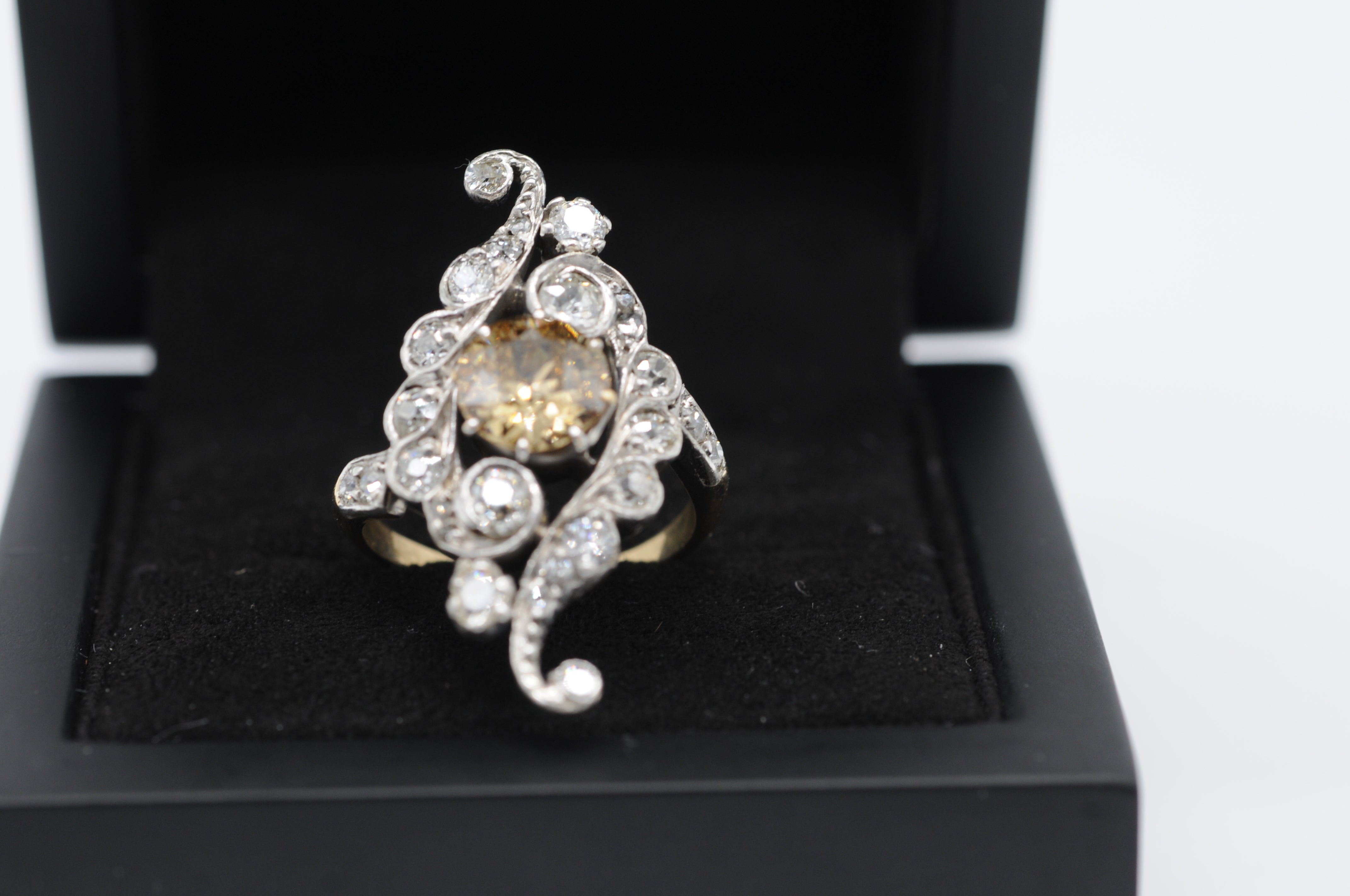 Bague Art déco en or 18k avec diamant brun fantaisie en vente 8