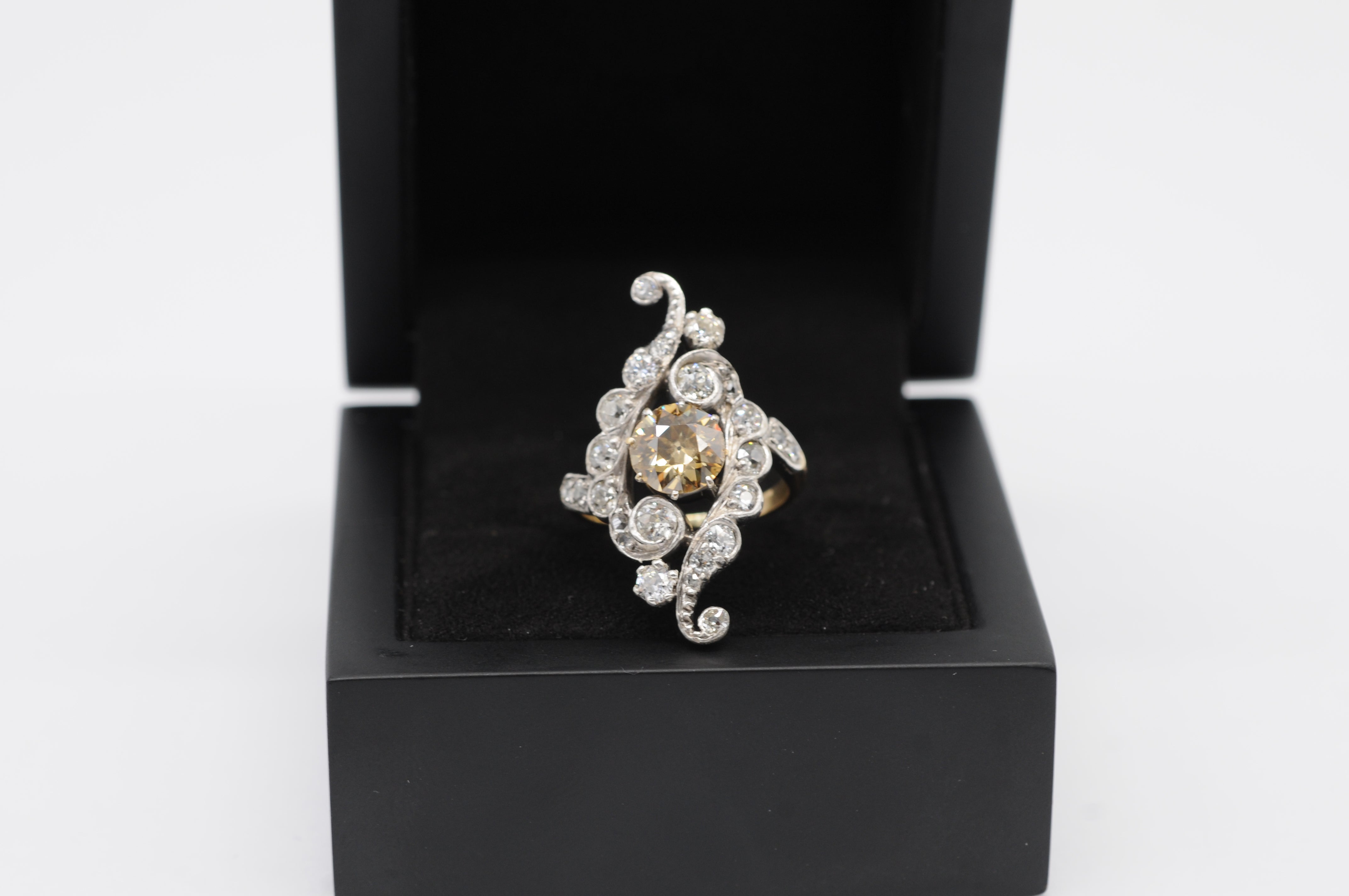 Art Deco Fancy brauner Diamant Ring in 18k Gold (Art déco) im Angebot