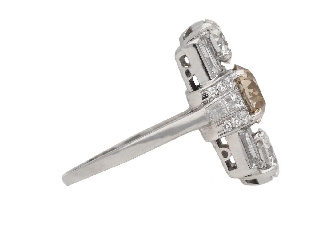 Art-Déco-Ring mit farbigen Diamanten im Cluster. In der Mitte befindet sich ein natürlicher, ungeschliffener, kissenförmiger, braun-gelber Diamant aus alter Mine, Reinheit SI2, in einer offenen Krallenfassung mit einem Gewicht von ungefähr 1,56