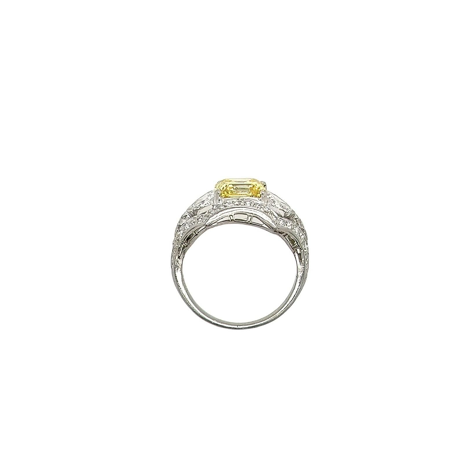 Art Deco Ausgefallener intensiv gelber Ring mit 2,12 Karat Diamant im Asscher-Schliff im Zustand �„Gut“ in New York, NY