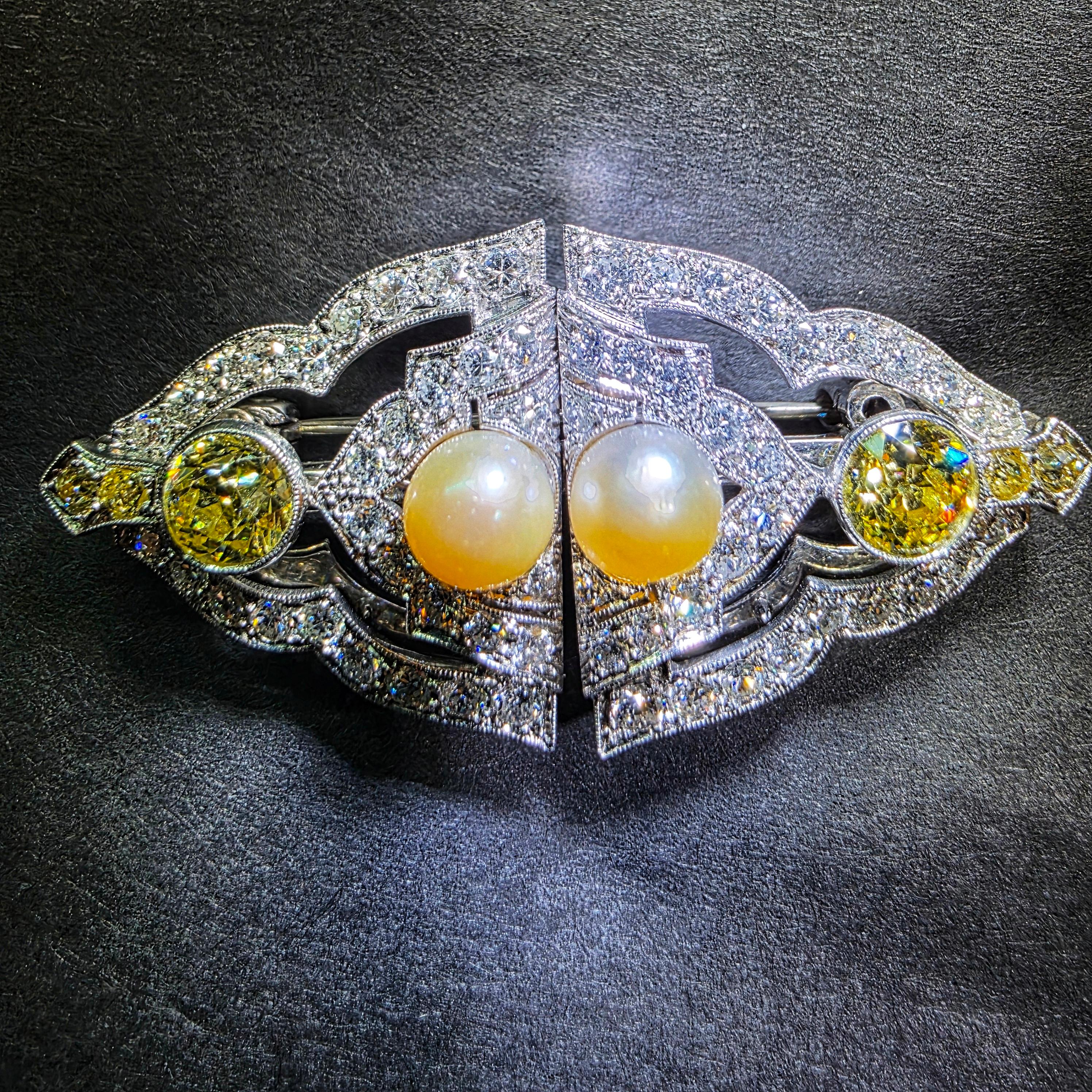 Broche/clip Art Decó Diamante Amarillo Fantasía y Perla Natural Certificado GIA en Excelente estado para la venta en Southbury, CT