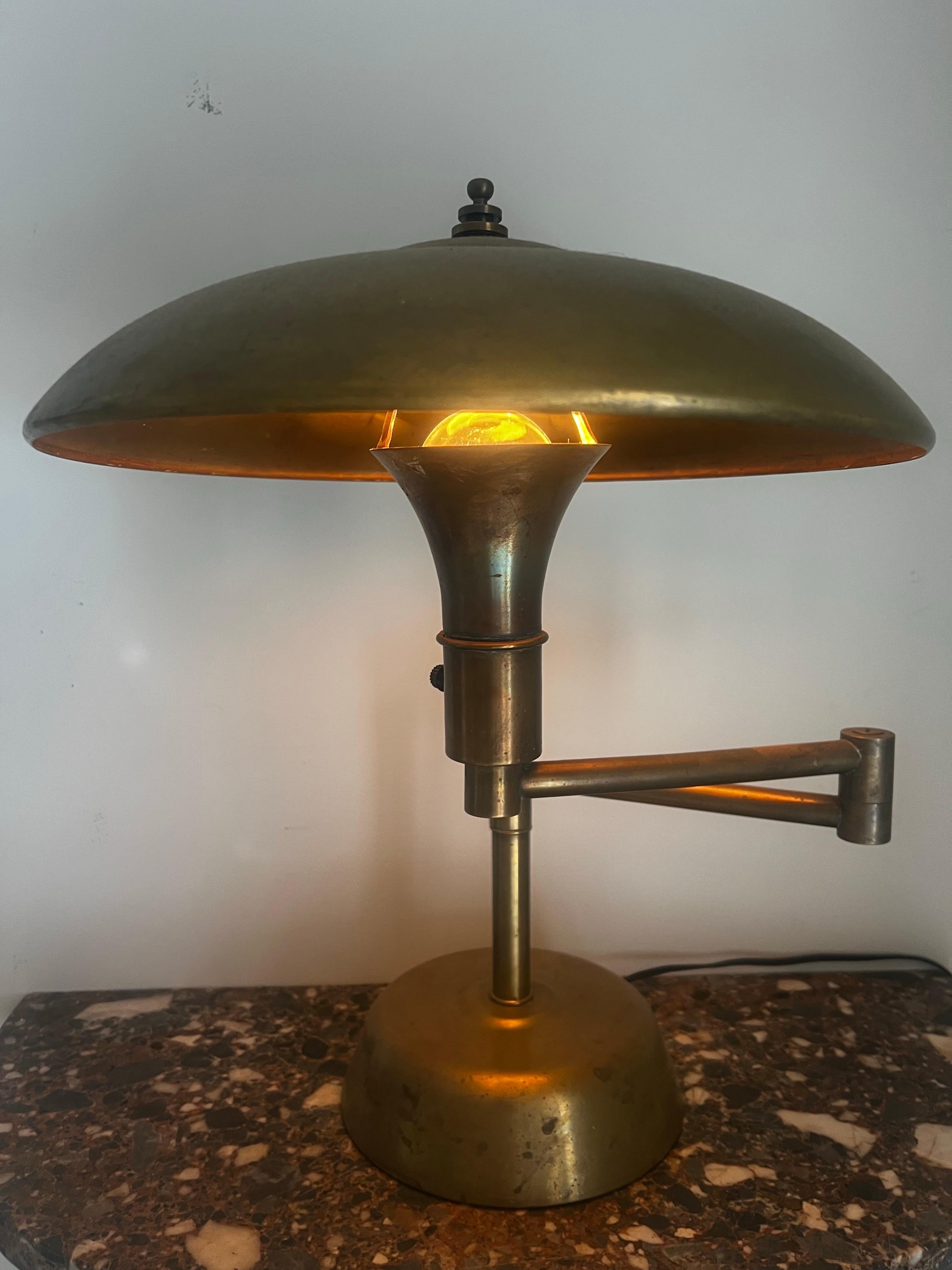 Lampes de bureau Art déco/moderne du milieu du siècle.  Peut également servir de table de chevet ou de table.  Ils sont rares à trouver, surtout en tant que paire articulée assortie.   

Ils présentent des signes mineurs d'âge, mais il s'agit