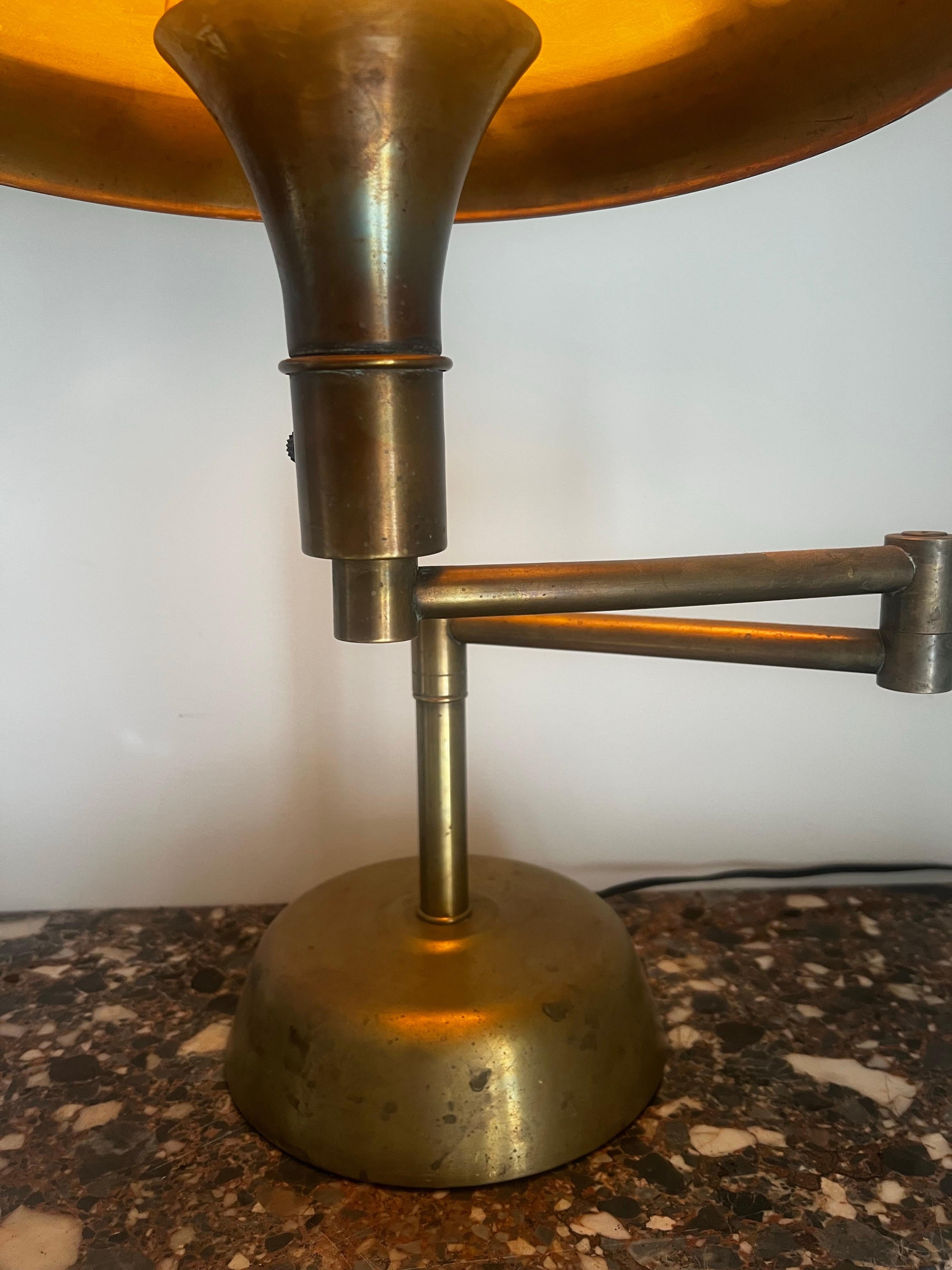 20ième siècle Lampe de bureau pivotante Art Déco Faries Guardsman - RARE paire disponible en vente