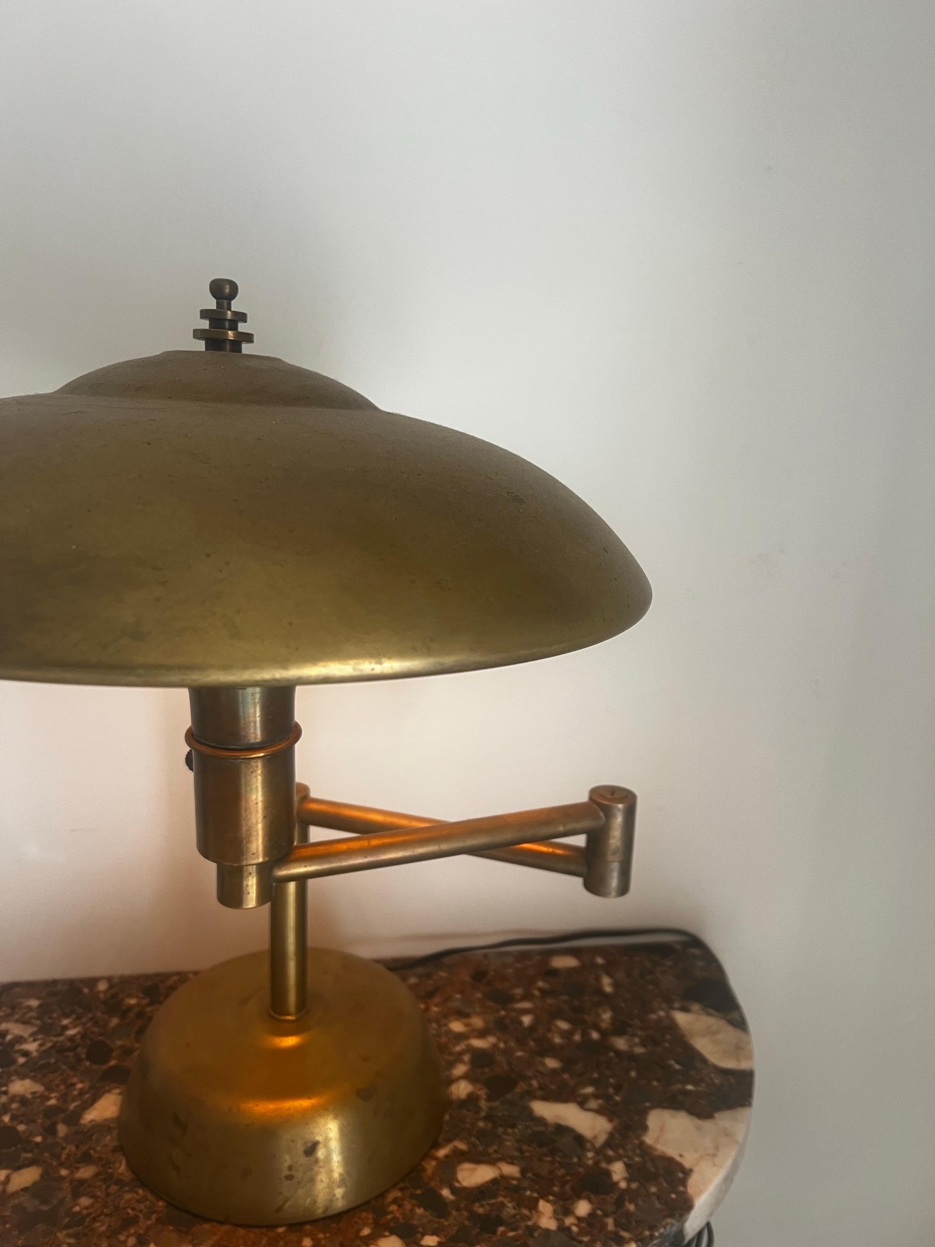 Laiton Lampe de bureau pivotante Art Déco Faries Guardsman - RARE paire disponible en vente